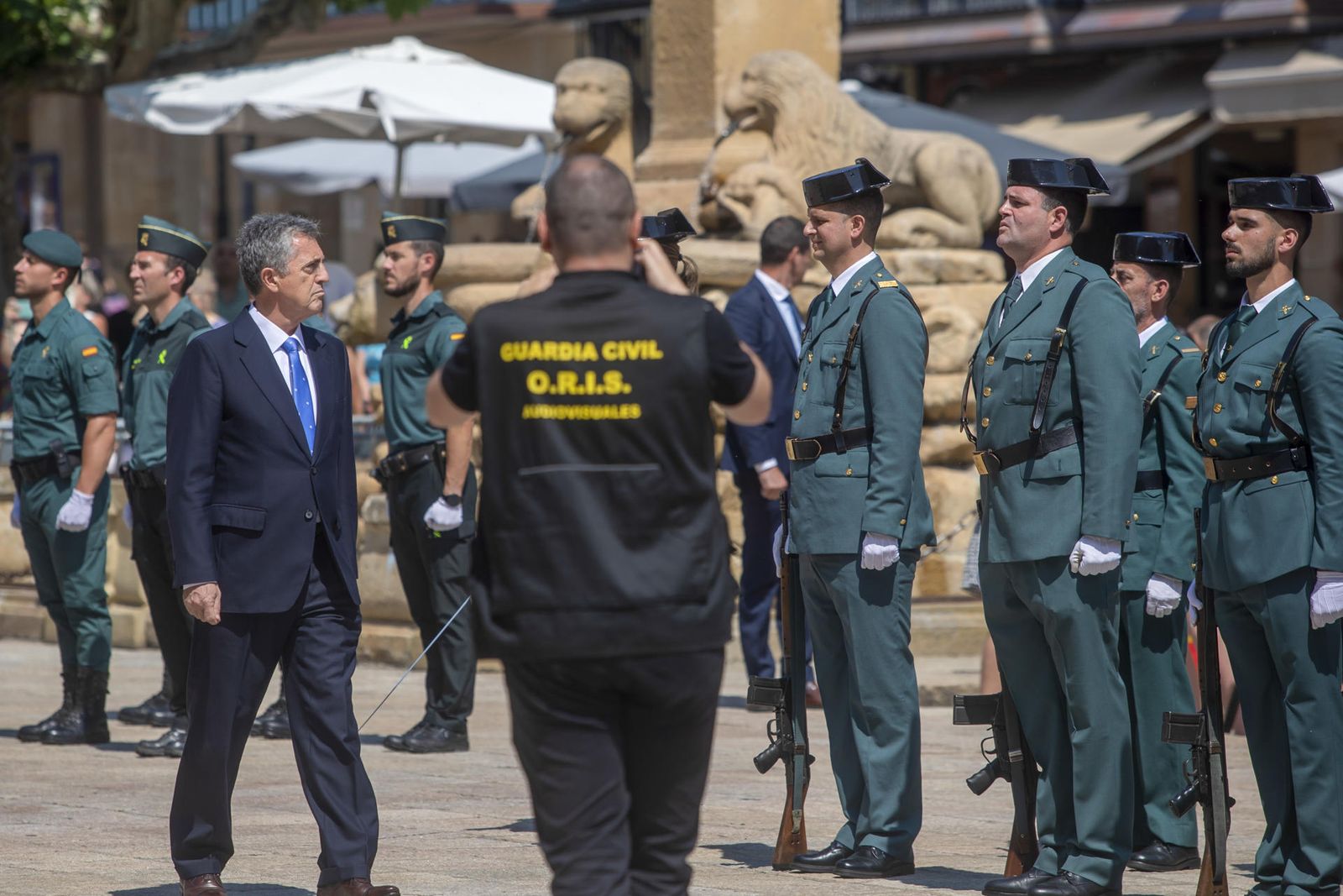 El director general de la Guardia Civil, Leonardo Marcos  pasa revista mientras preside la toma de posesión del nuevo jefe de la Comandancia en Soria, el teniente coronel Sergio Peñarroya, en la plaza mayor de Soria este lunes