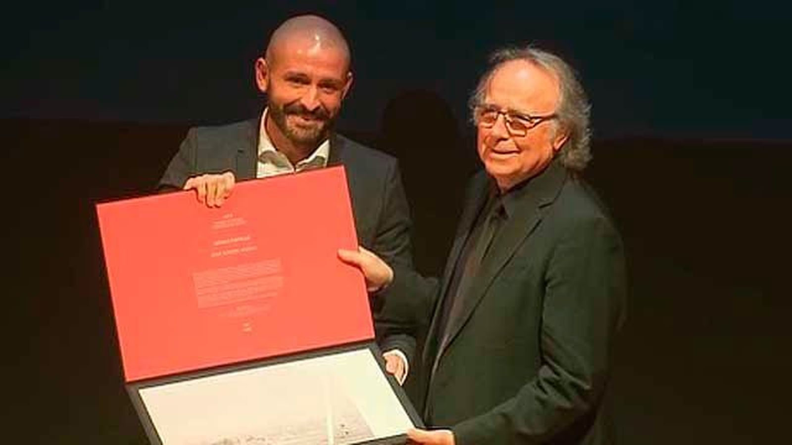 Madrid premia a Serrat y otros 11 once 'difusores' de la cultura