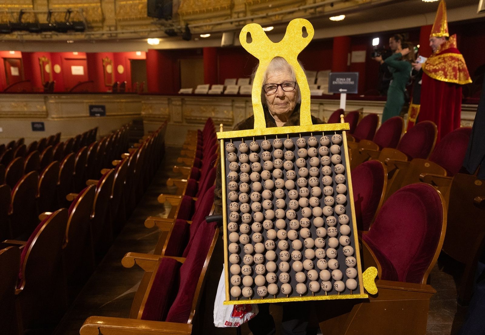 Manoli nunca falla en el Teatro Real, este año con un disfraz antes de la celebración del Sorteo Extraordinario de la Lotería de Navidad 2024, en el Teatro Real, a 22 de diciembre de 2024,