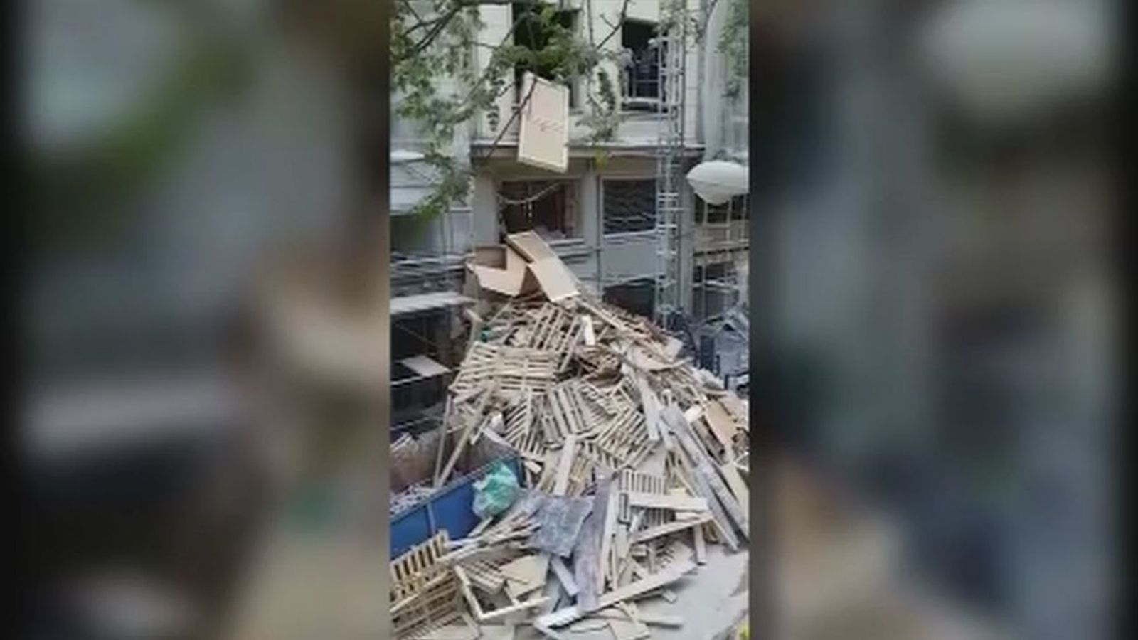 Los vecinos de Plaza España, sin poder dormir por las obras del Hotel Riu