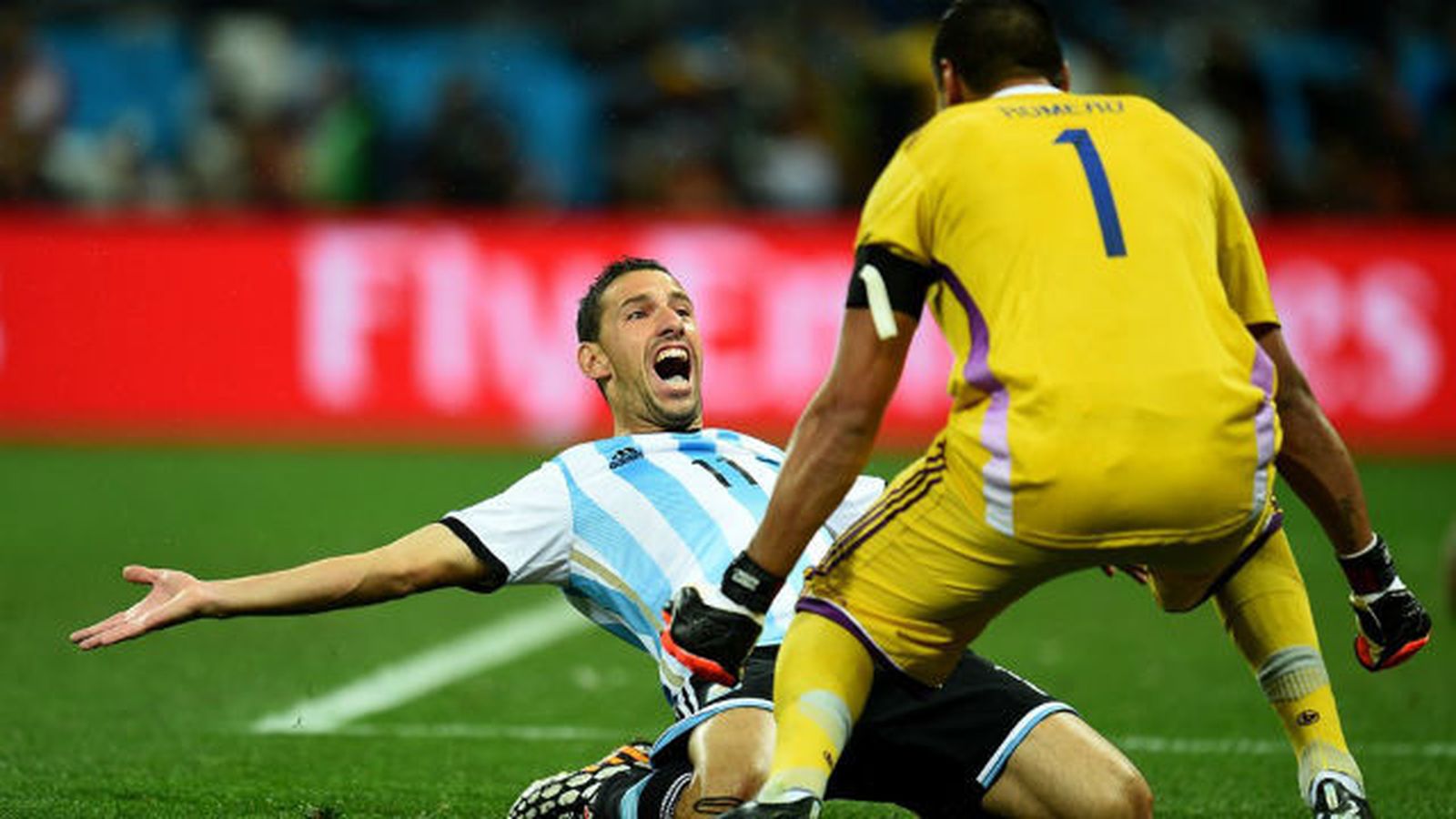 Maxi Rodríguez y Romero celebran el pase a la final