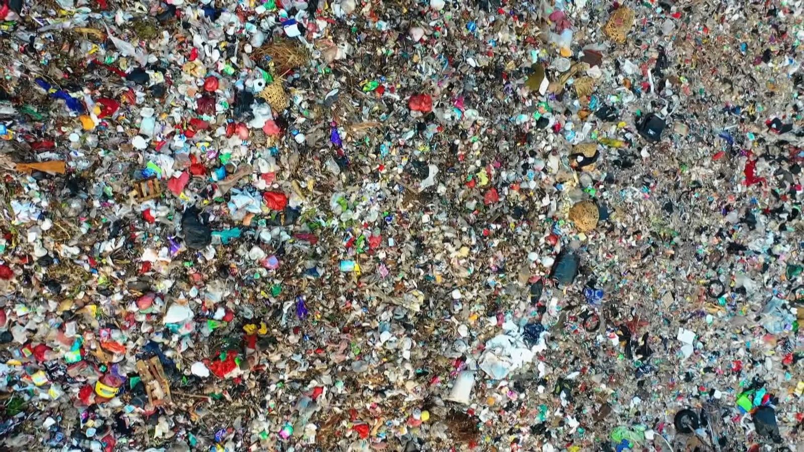 ¿Estamos comiendo microplásticos? Lo que debes saber sobre sus riesgos para la salud