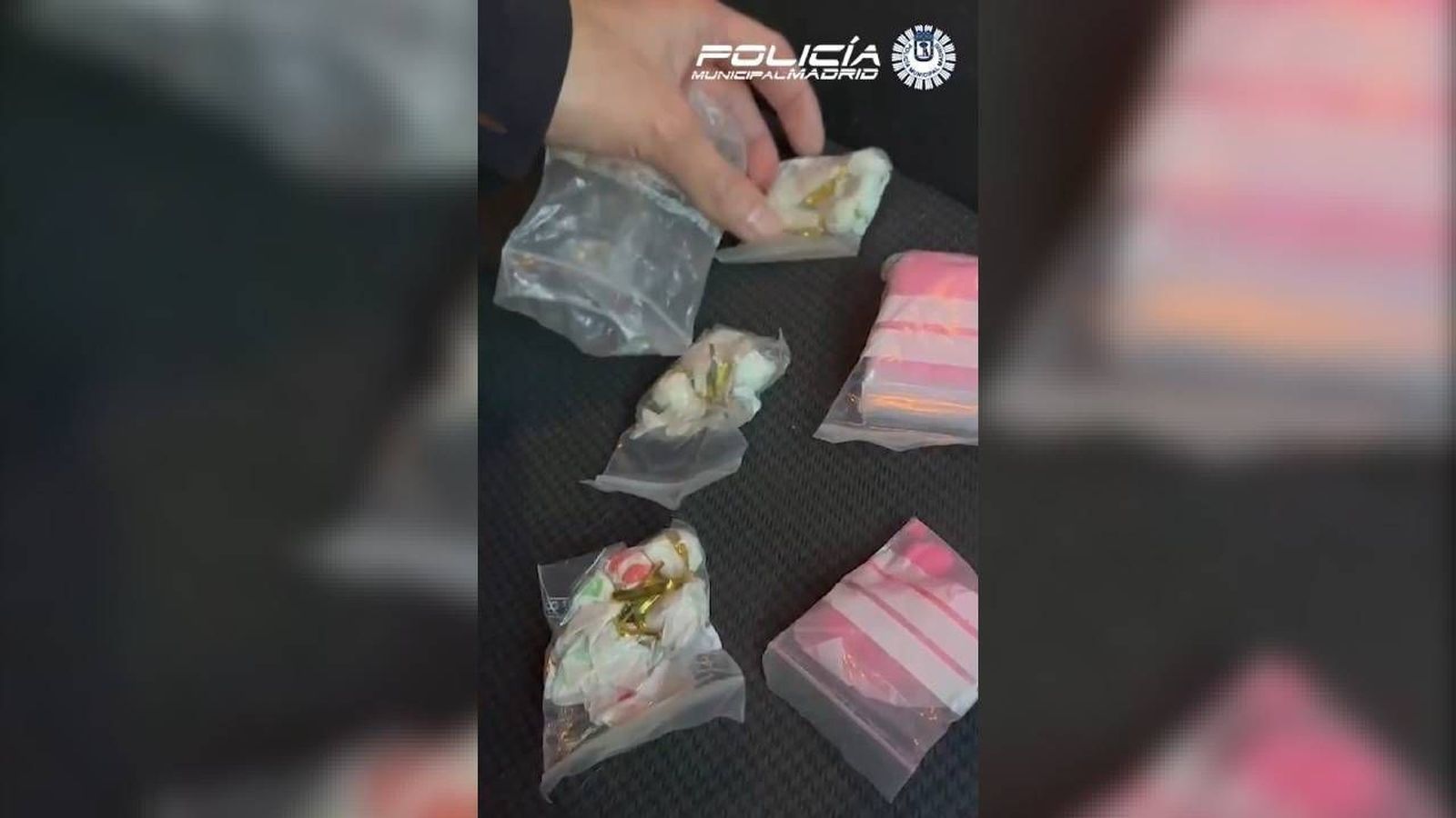 Agrede a un policía tras incautarle droga escondida bajo el freno de mano del coche en el distrito de Salamanca