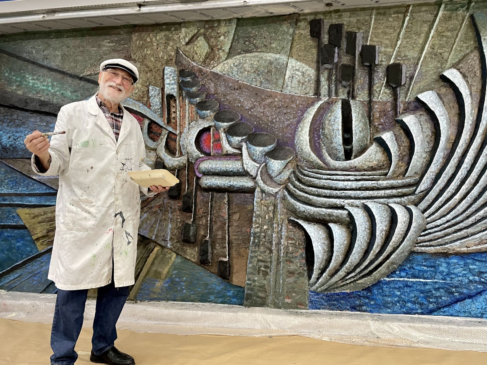 Eladio García de Santibáñez durante la restauración del mural de la estación de Laguna, en 2023