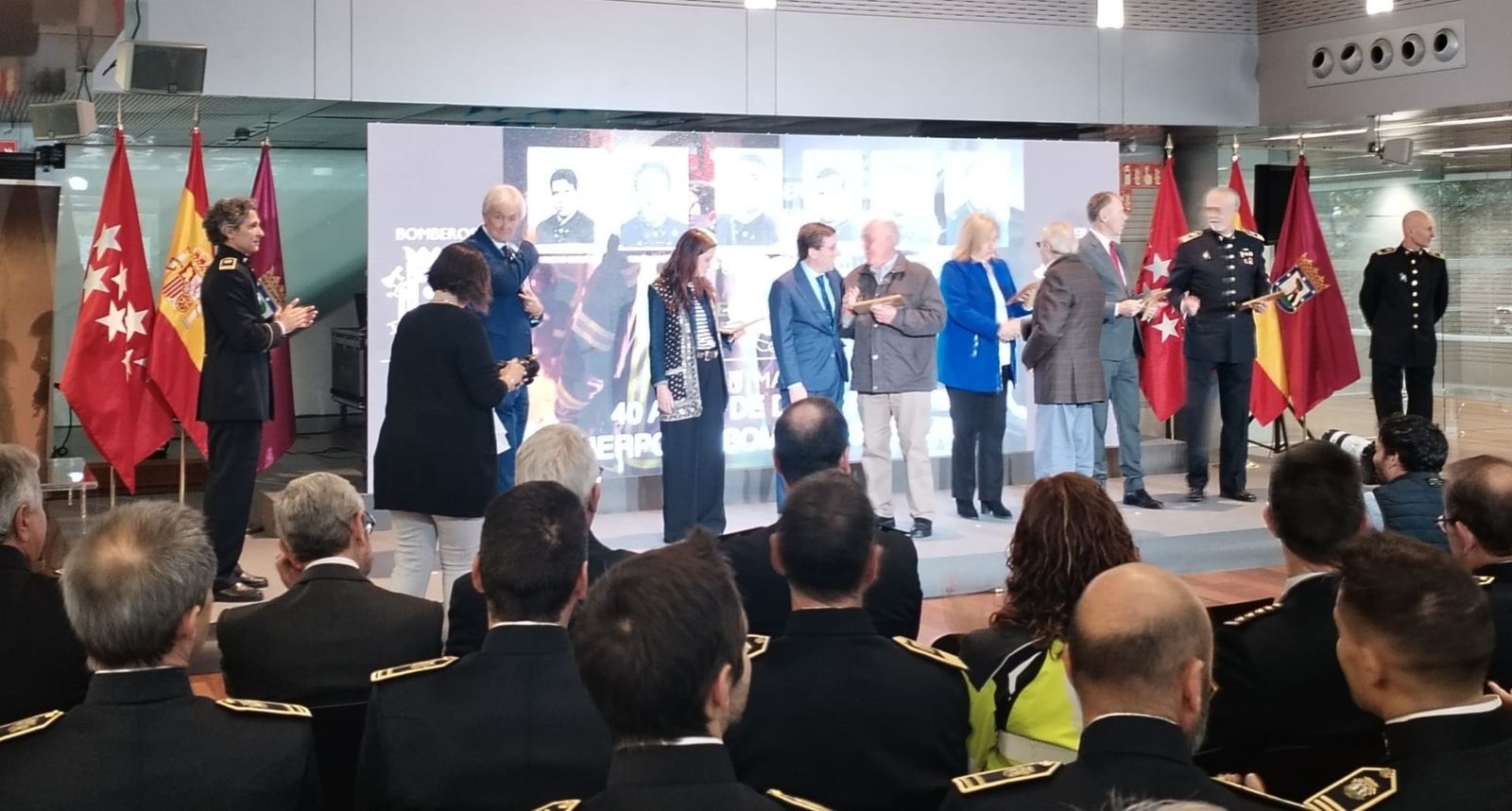 El Ayuntamiento de Madrid homenaje a los bomberos con más de 40 años de experiencia