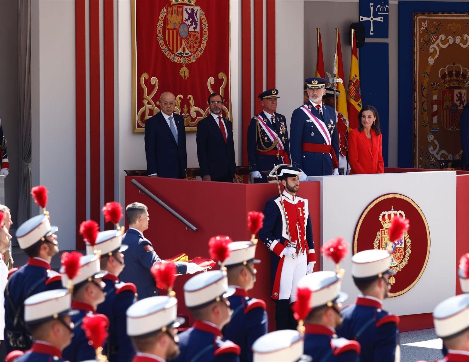 Los Reyes Don Felipe y Doña Letizia durante el desfile militar con motivo del día de las fuerzas armadas