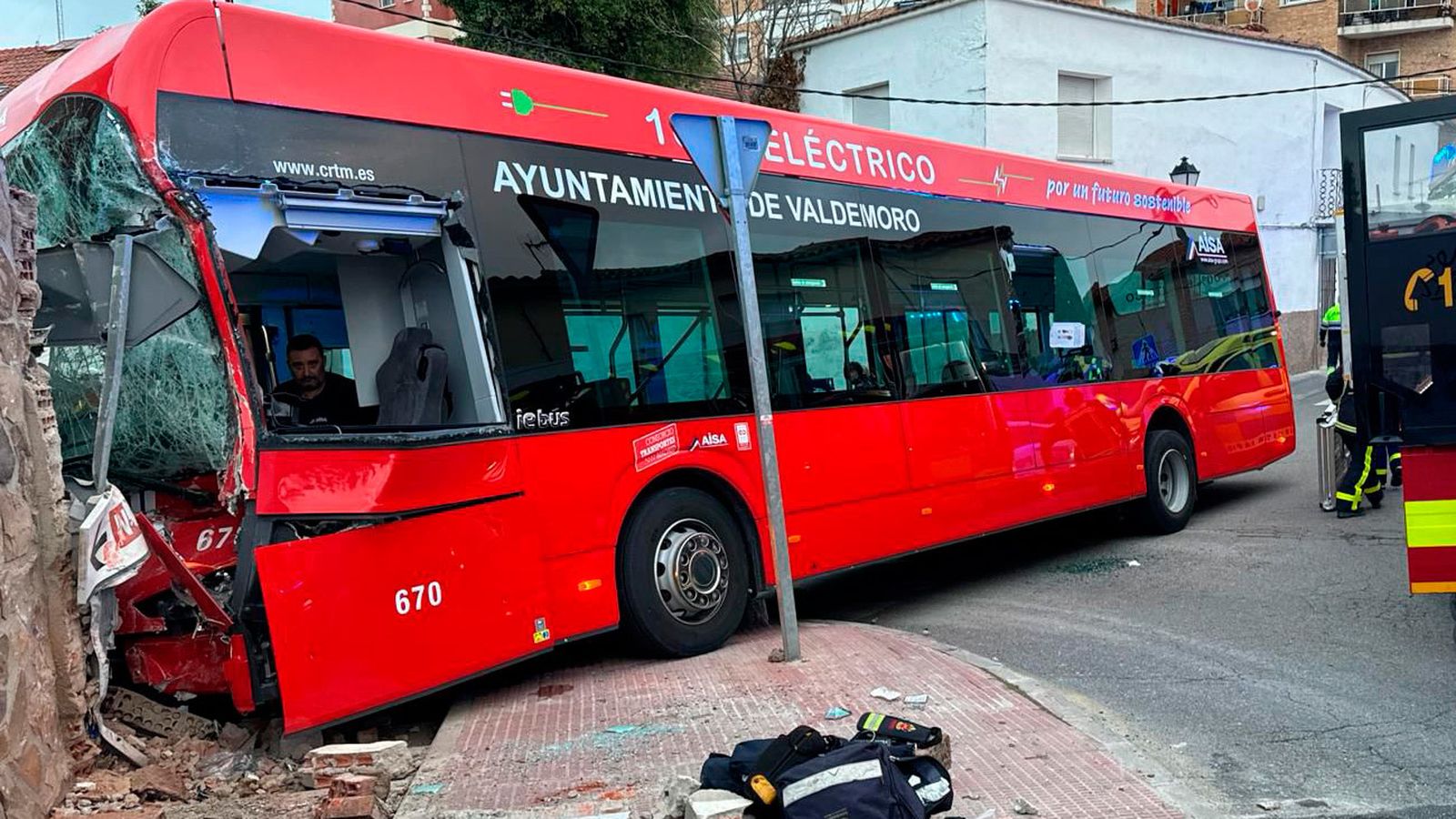 Bus estrellado en Valdemoro
