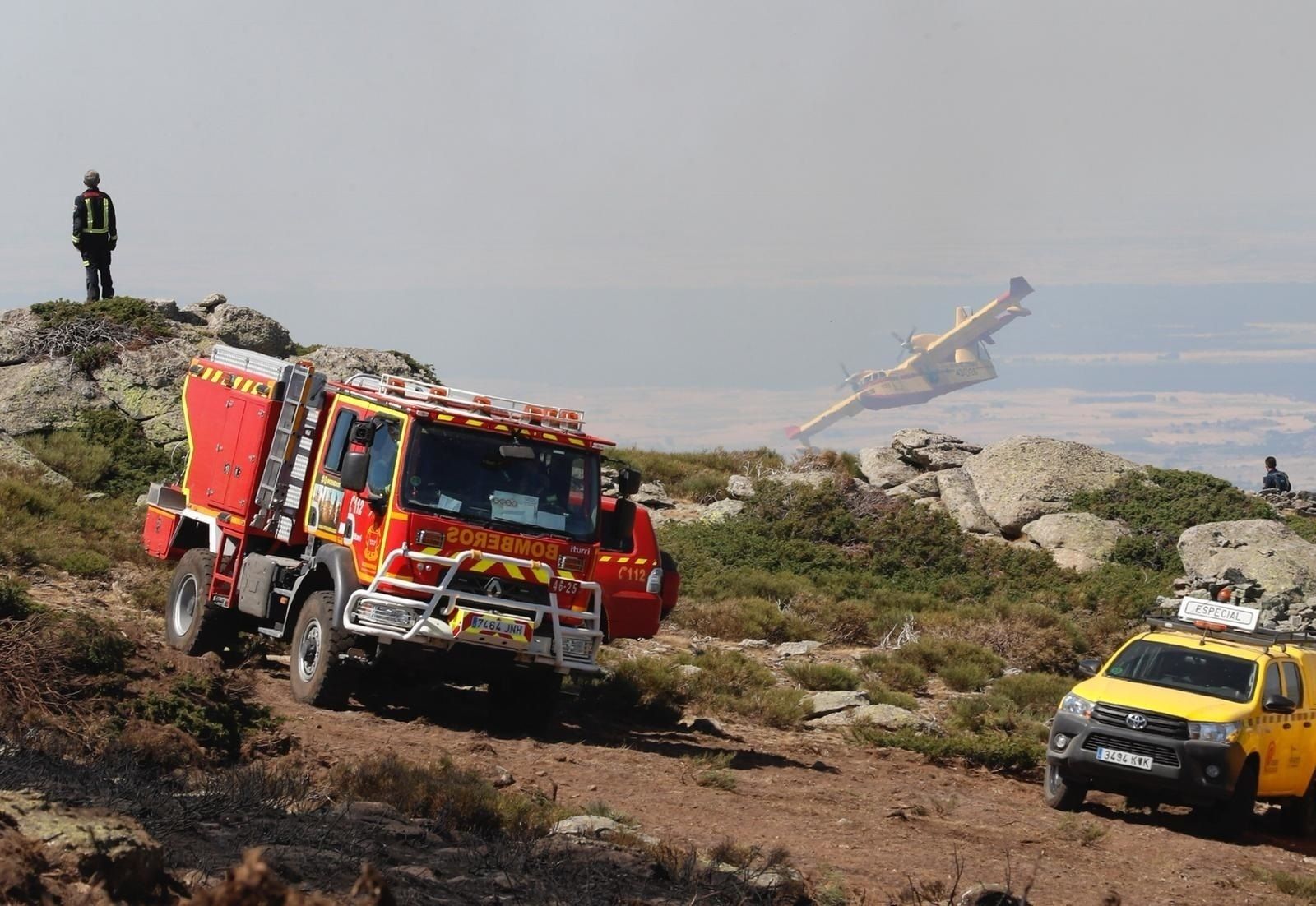 Equipos de extinción en el incendio de Miraflores de 2019