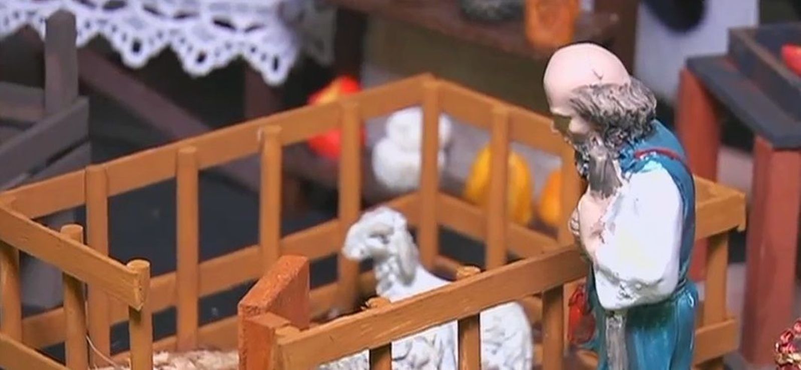 Un matrimonio de artesanos reinventa su taller de belenes