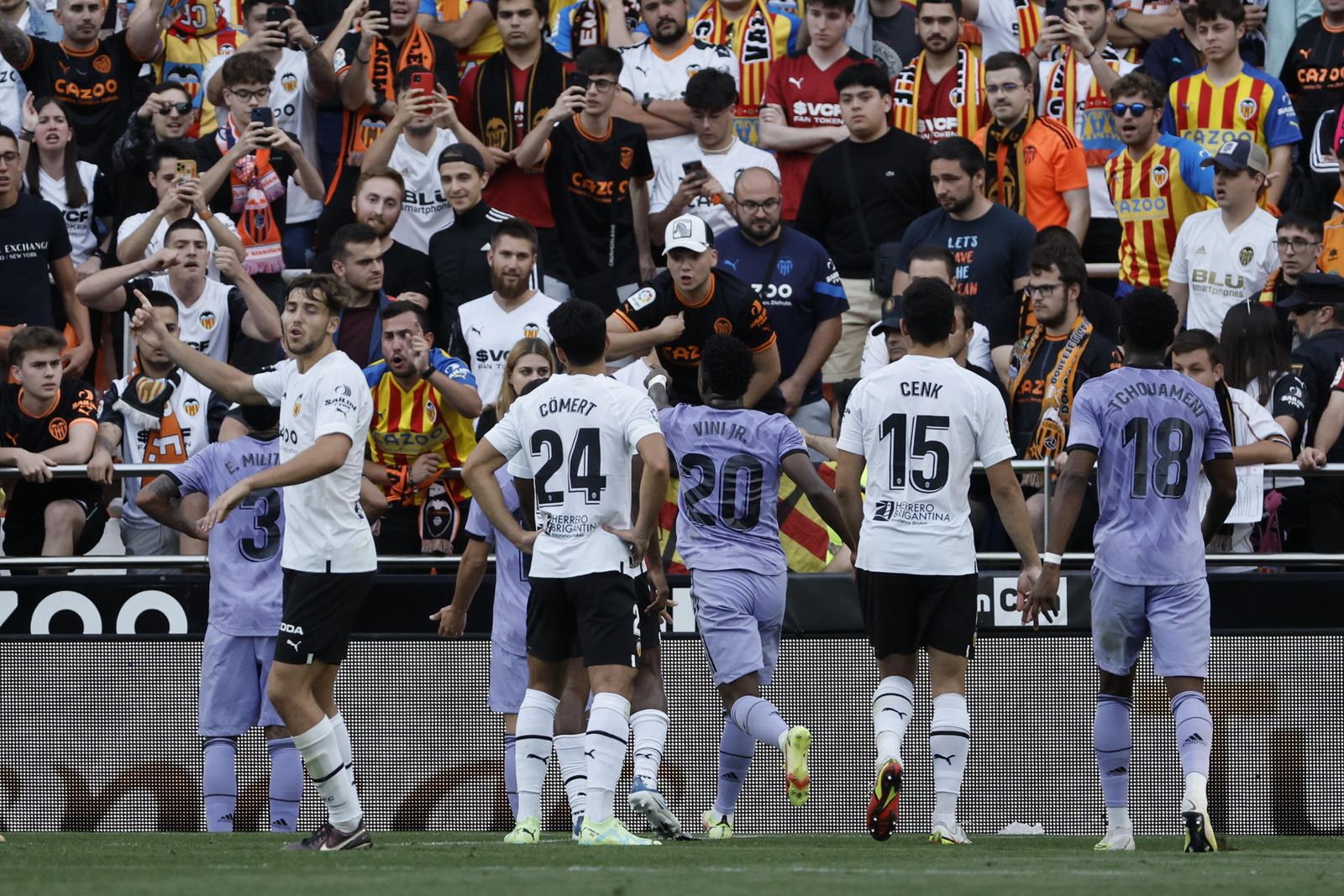 Vinicius se encara ante la afición de Mestalla