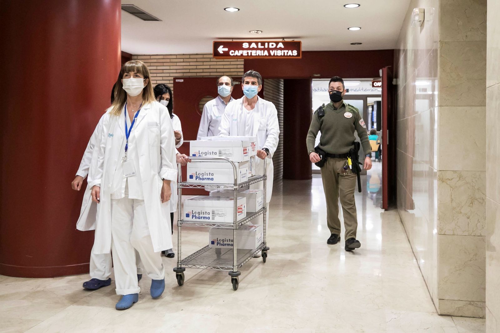 Los sanitarios de la privada se quejan de que no están incluidos en el plan de vacunación