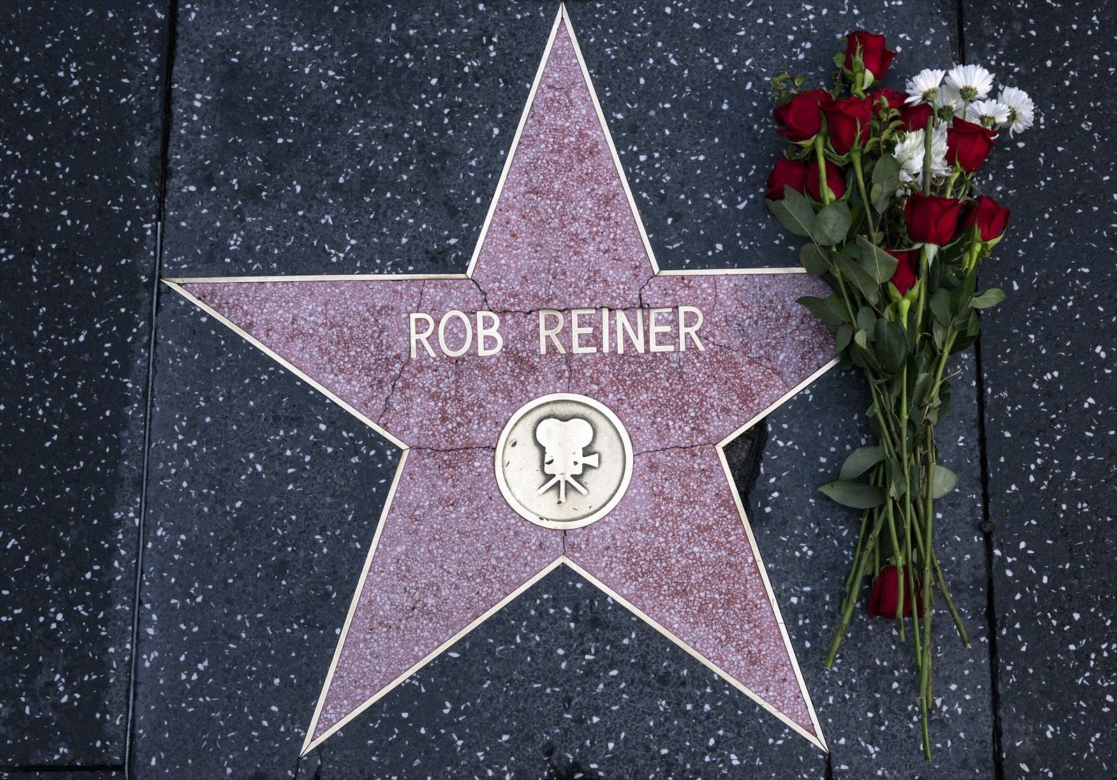 Flores dejadas en la estrella de Rob Reiner en el Paseo de la Fama de Hollywood