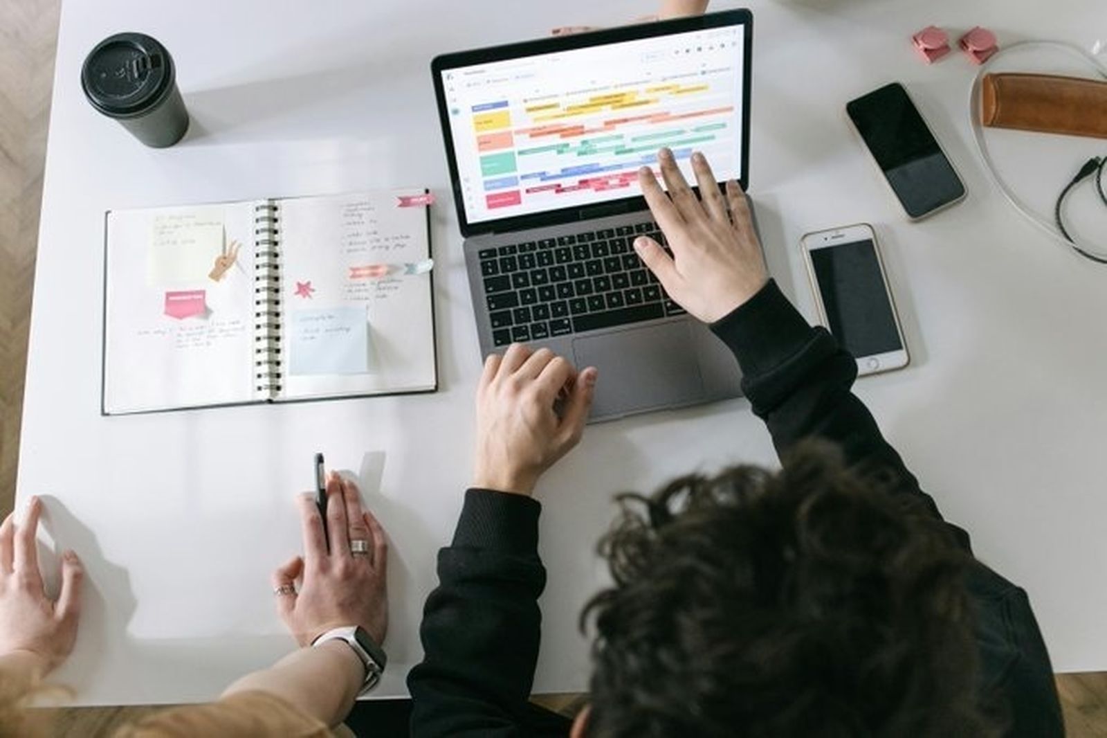 Dos trabajadores autónomos, en la planificación de un proyecto