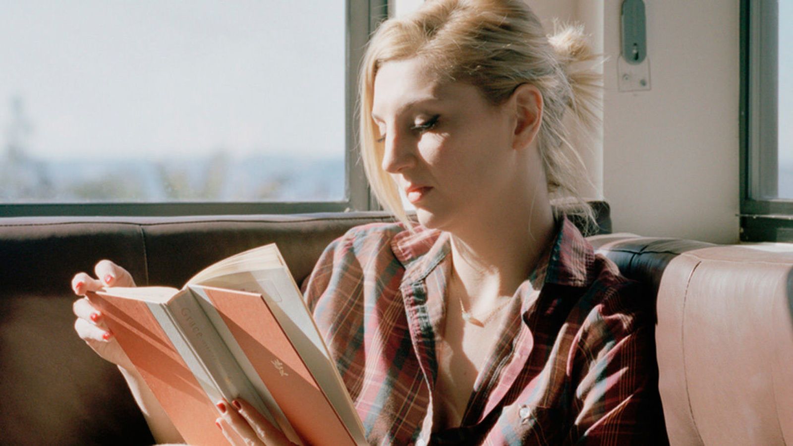 Una mujer leyendo
