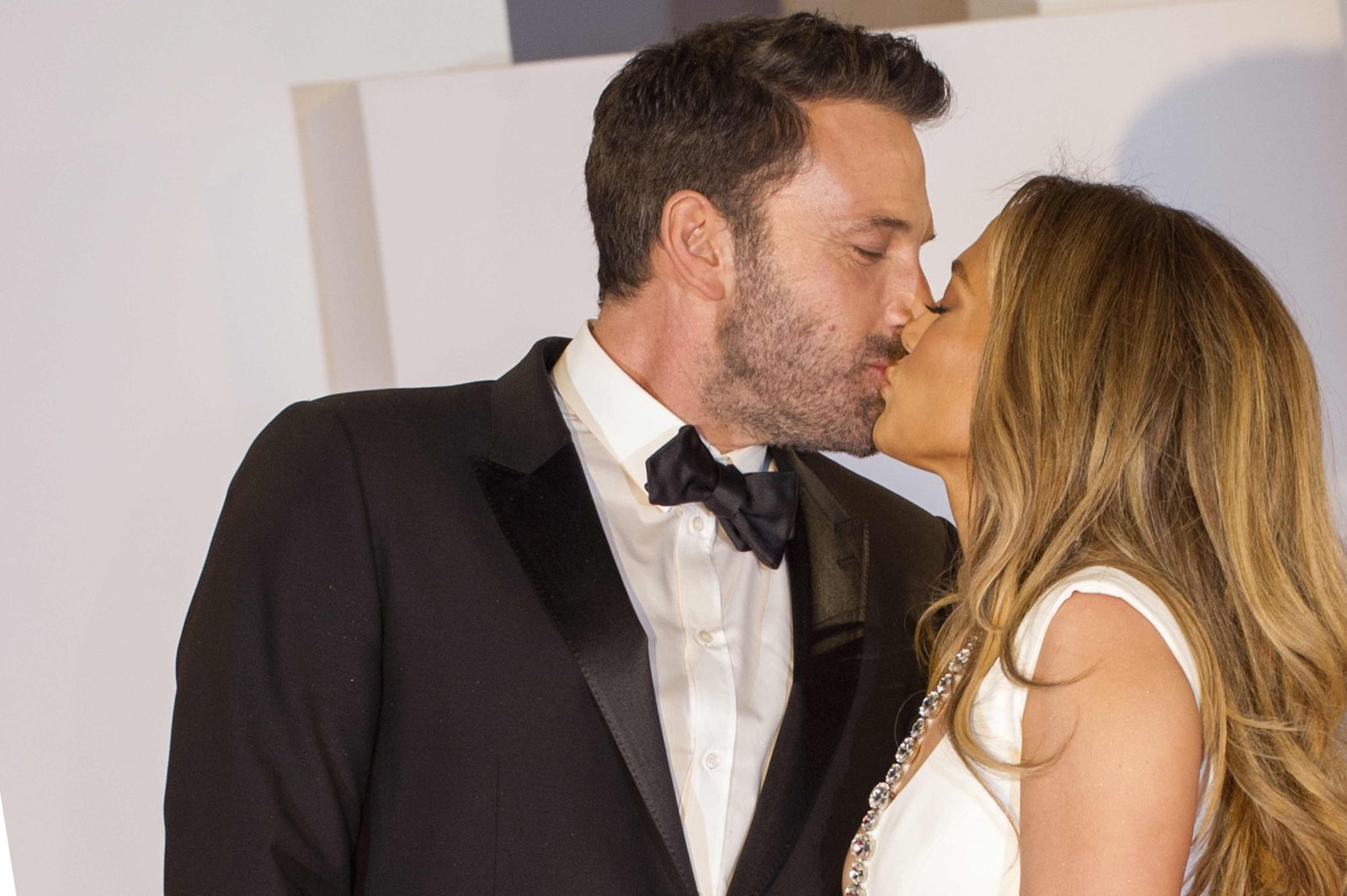 Ben Affleck y Jennifer López se besan en la alfombra roja del Festival Internacional de Cine de Venecia