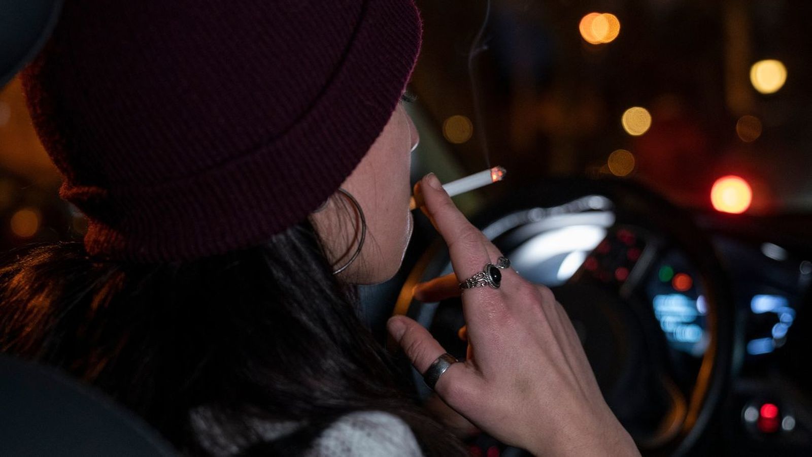 Una persona fuma dentro de un coche