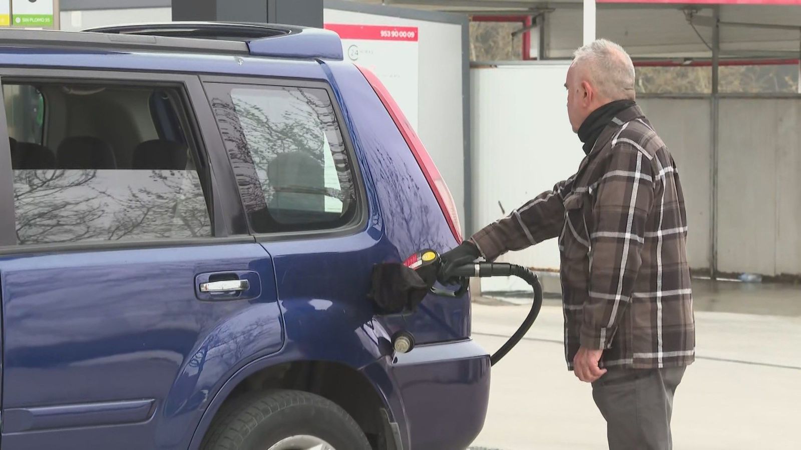 Conductores madrileños aprovechan el primer día de rebaja en los carburantes para llenar el depósito
