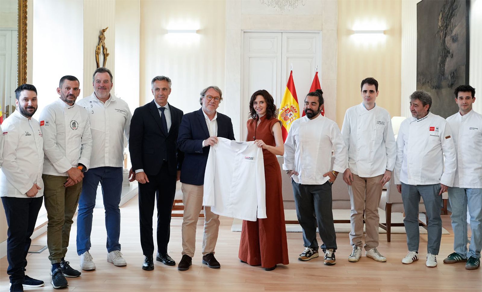 Ayuso se reúne con los cocineros, reposteros y sumilleres de la región premiados en Madrid Fusión