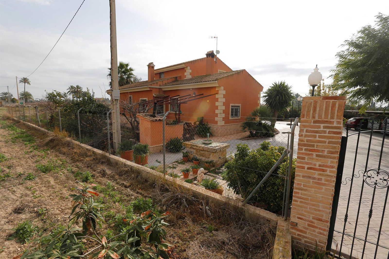 El chalet en donde se ha cometido el triple crimen, en Elche