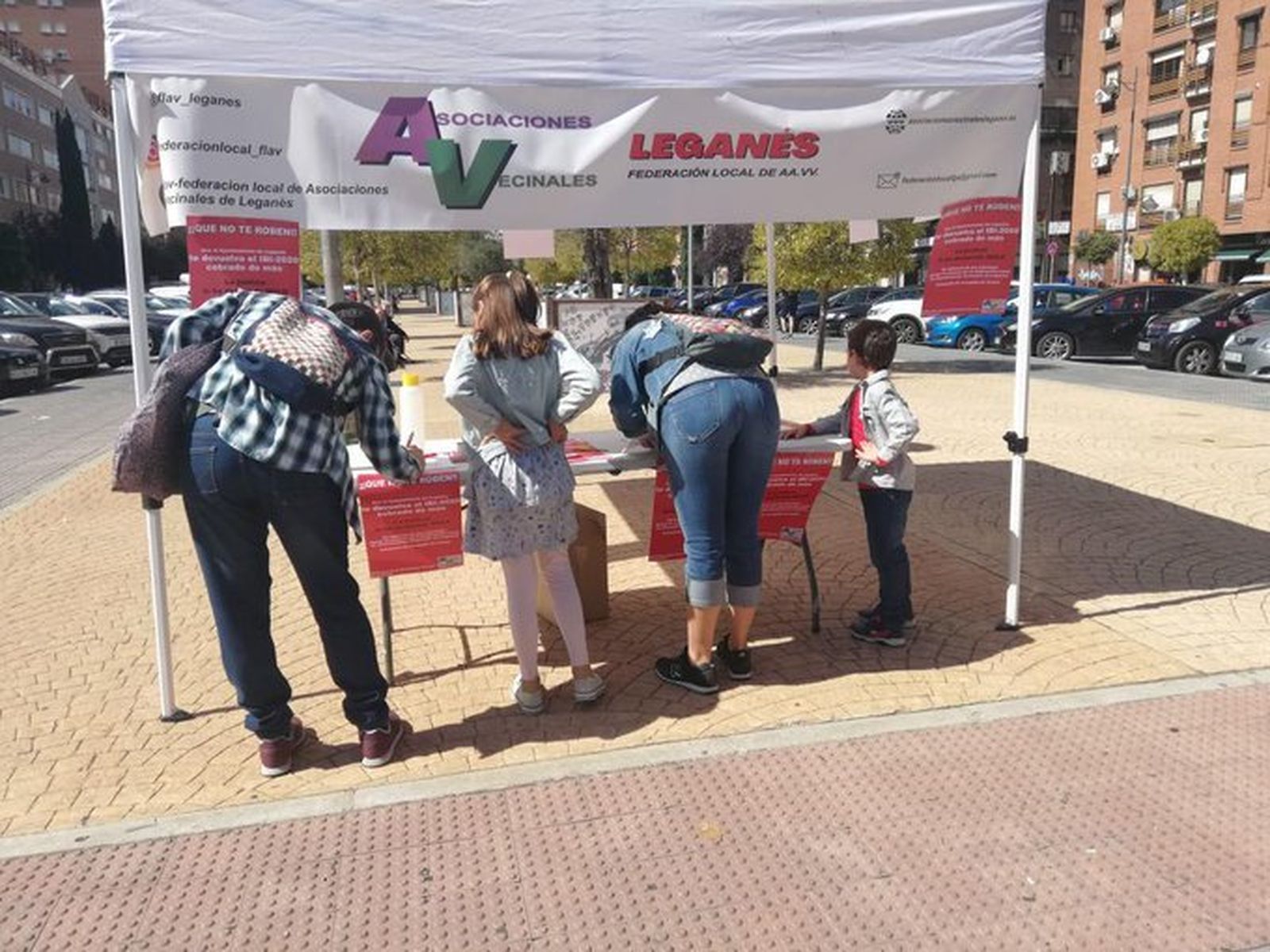 Recogida de firmas en un barrio de Leganés