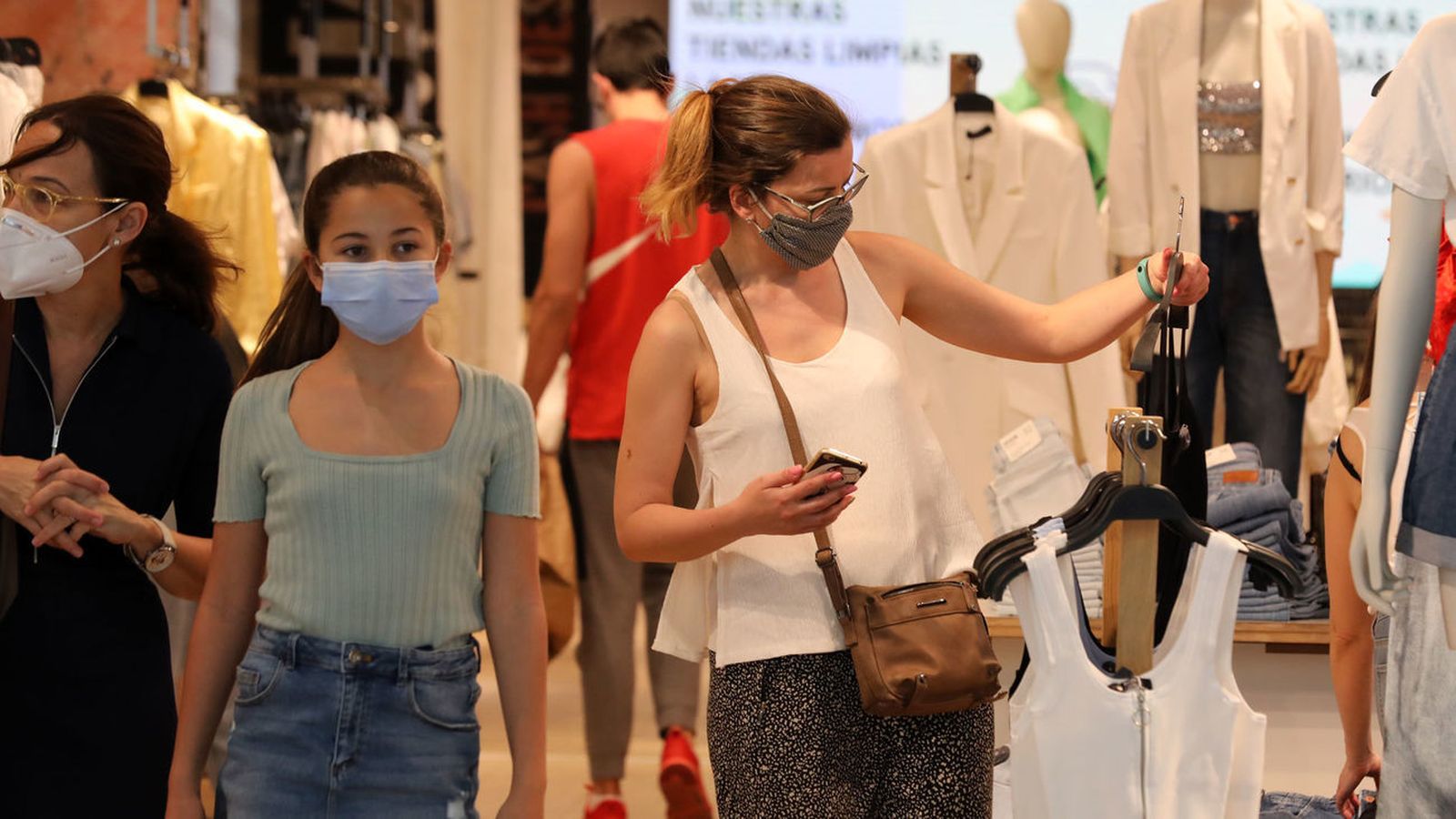 Una mujer compra en rebajas