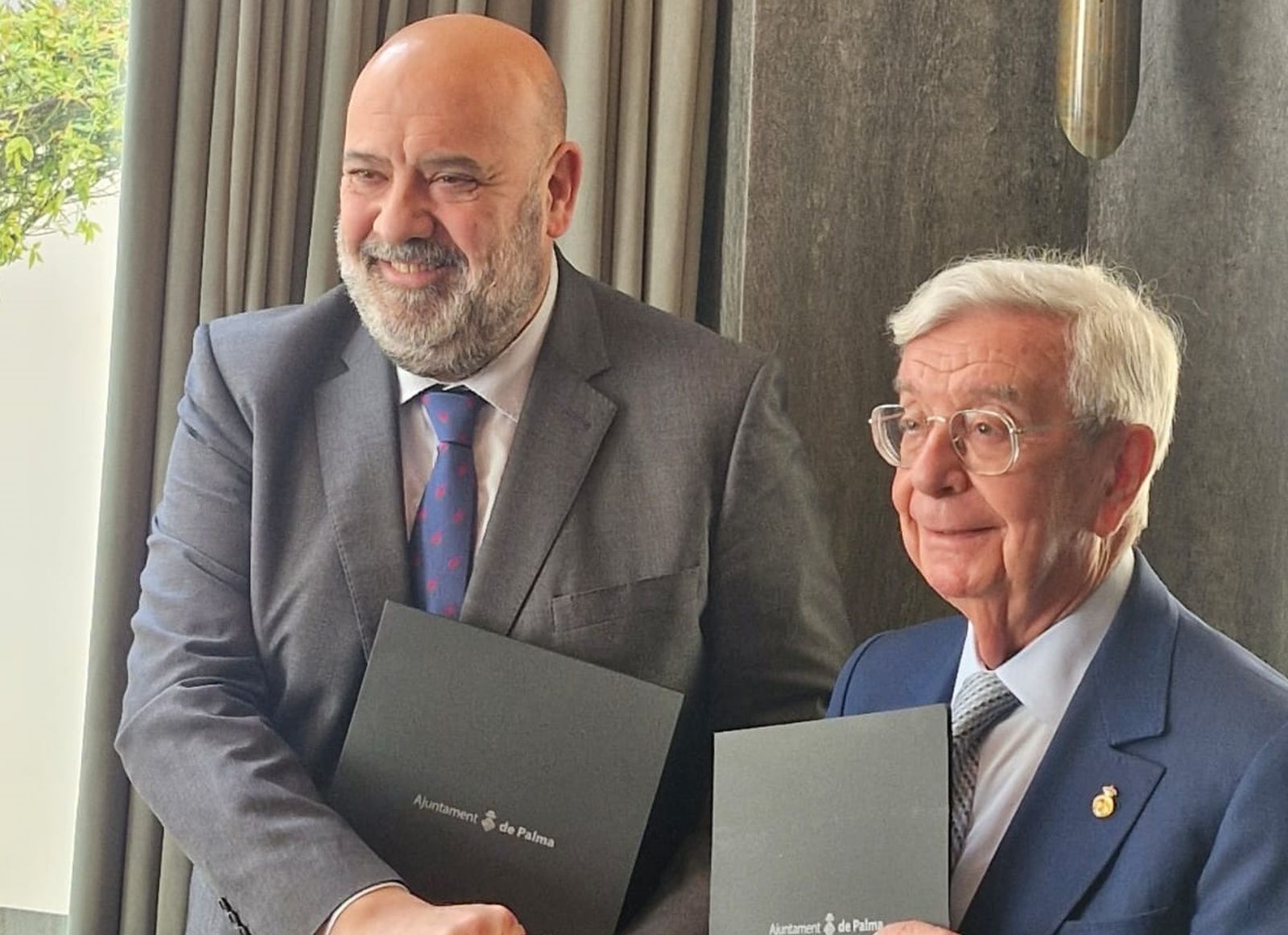 El presidente de la Academia Iberoamericana de Gastronomía (AIBG), Rafael Ansón Oliart y el alcalde de Palma de Mallorca, Jaime Martínez Llabrés