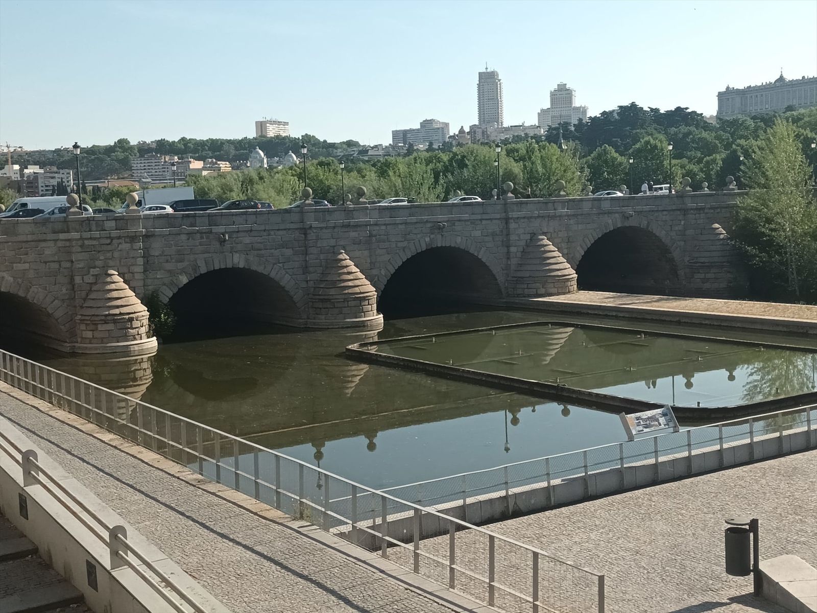 Puente Oblicuo de Madrid Río, junto al puente de Segovia