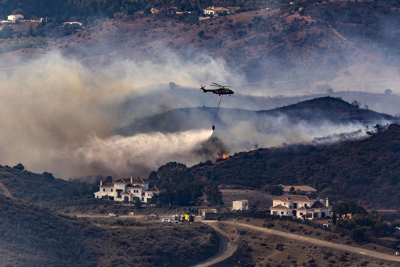 El incendio activo en Mijas (Málaga), con 300 desalojados, "evoluciona favorablemente"