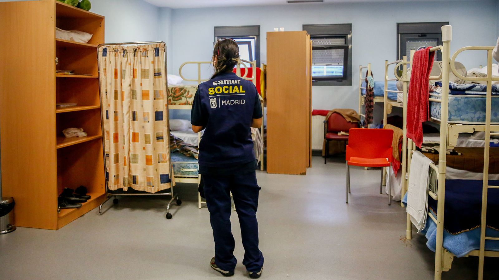 Una trabajadora del SAMUR Social en una de las habitaciones dispuestas para sintecho en el centro Pinar de San José