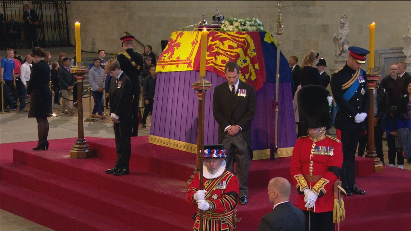 Los nietos de la reina Isabel II velan su cadáver
