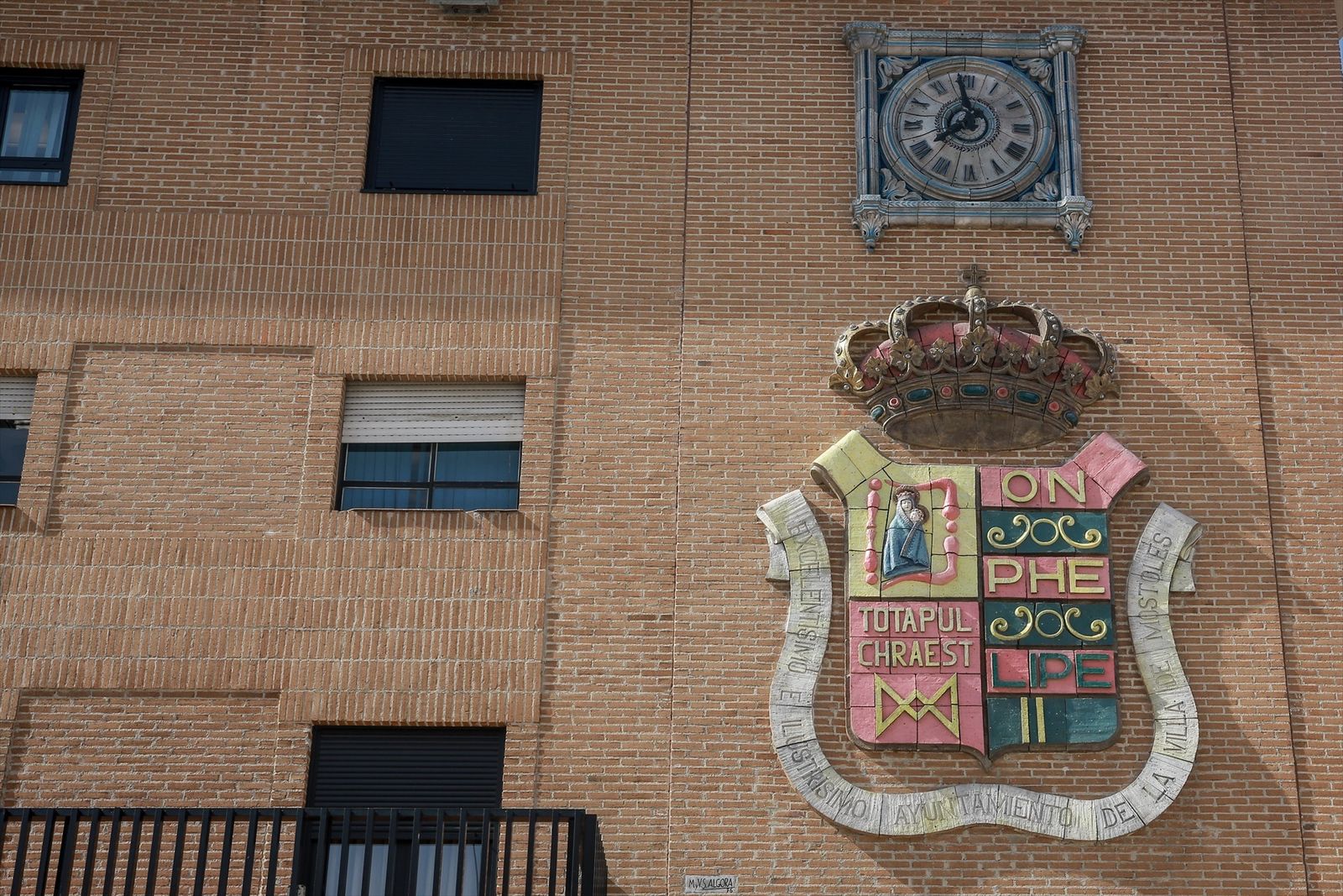 Detalle del escudo de la fachada del Ayuntamiento de Móstoles