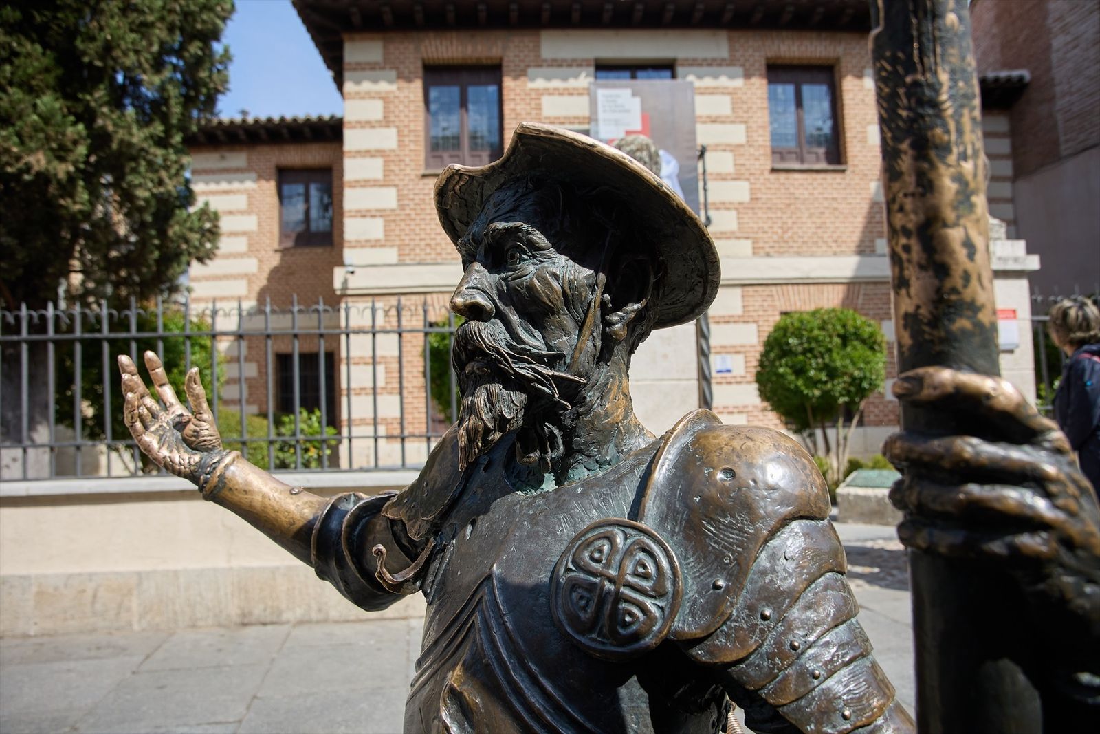 Estatua de Don Quijote frente al Museo Casa Natal de Cervantes en Alcalá de Henares