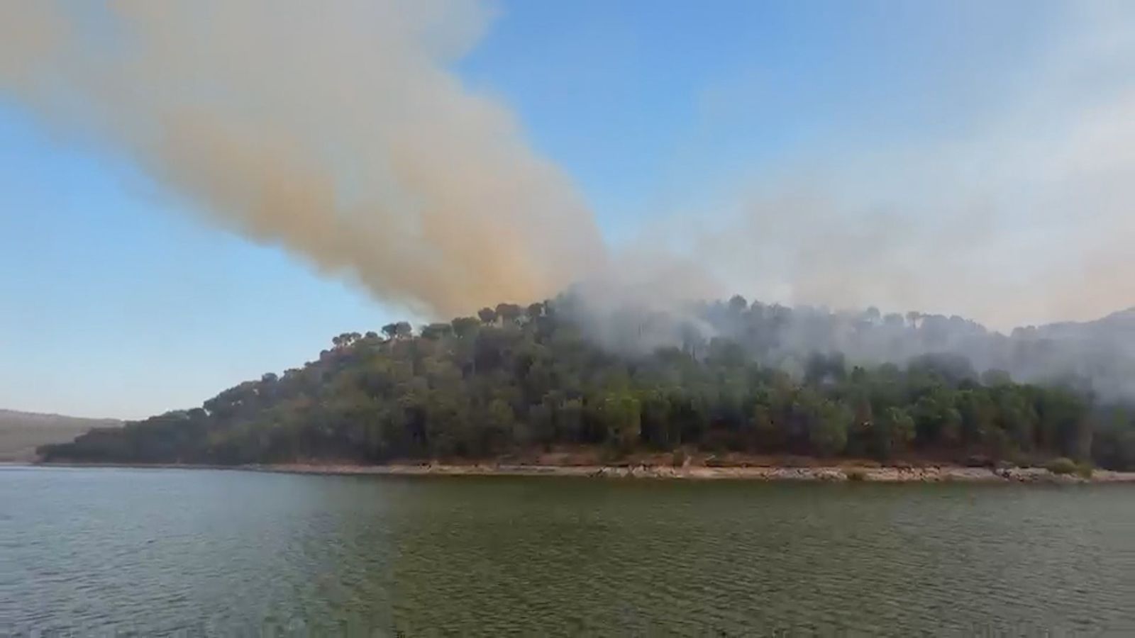 Columna de humo en el Pantano de San Juan