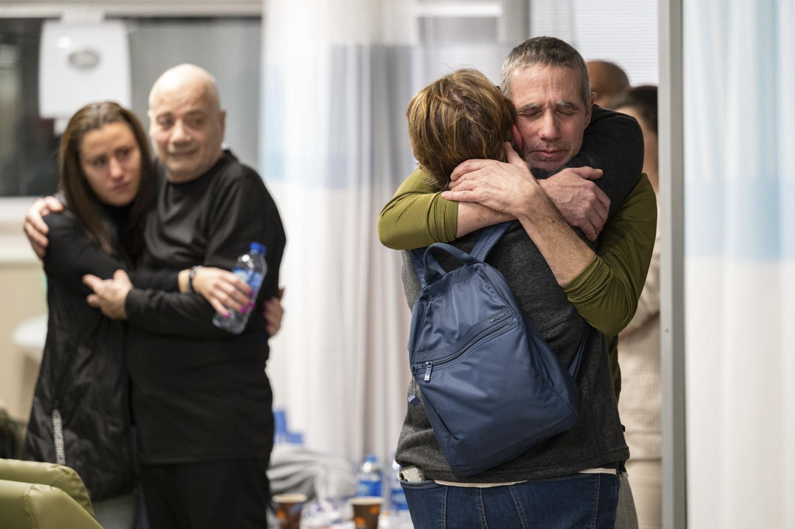 Familiares se abrazan tras la liberación de dos rehenes por las fuerzas israelíes en Rafah