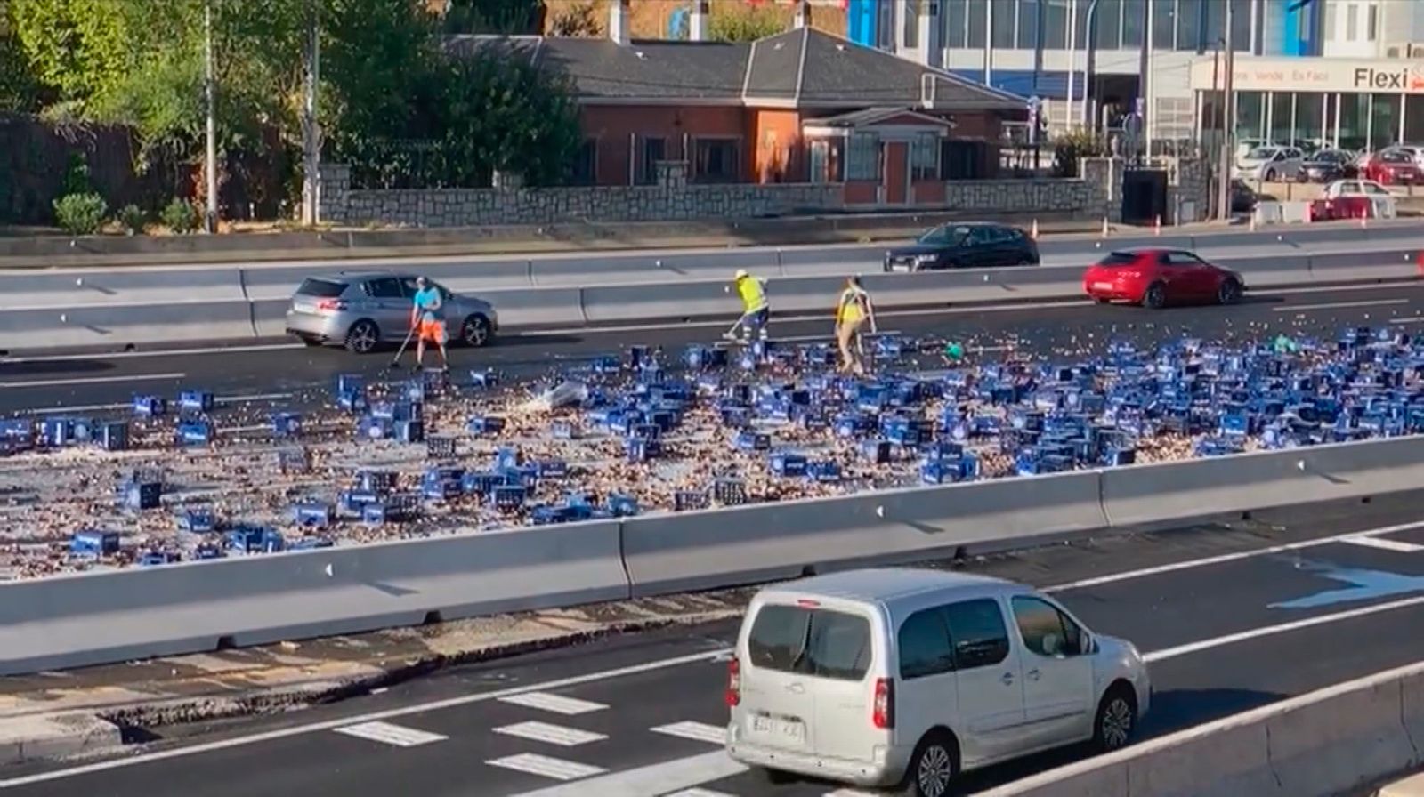 Un camión de cerveza pierde el control de sy vehículo y vuelca su carga en la A-6 de Madrid