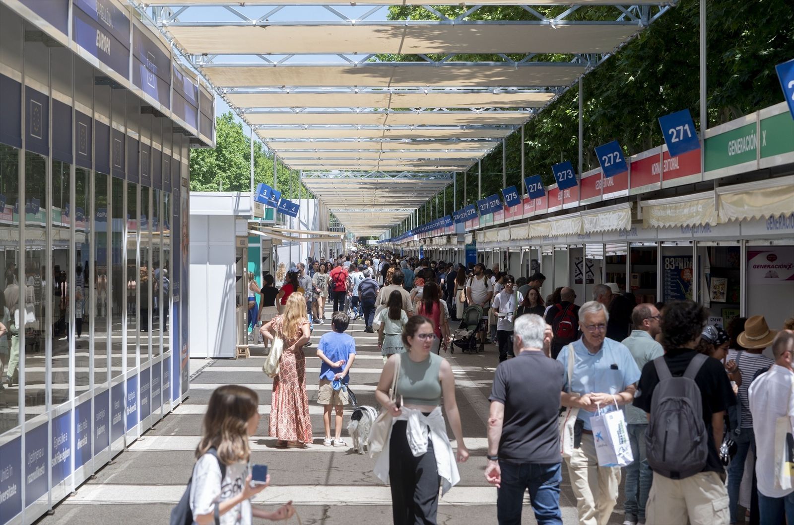 Decenas de personas acuden a la inauguración de la Feria del Libro de Madrid