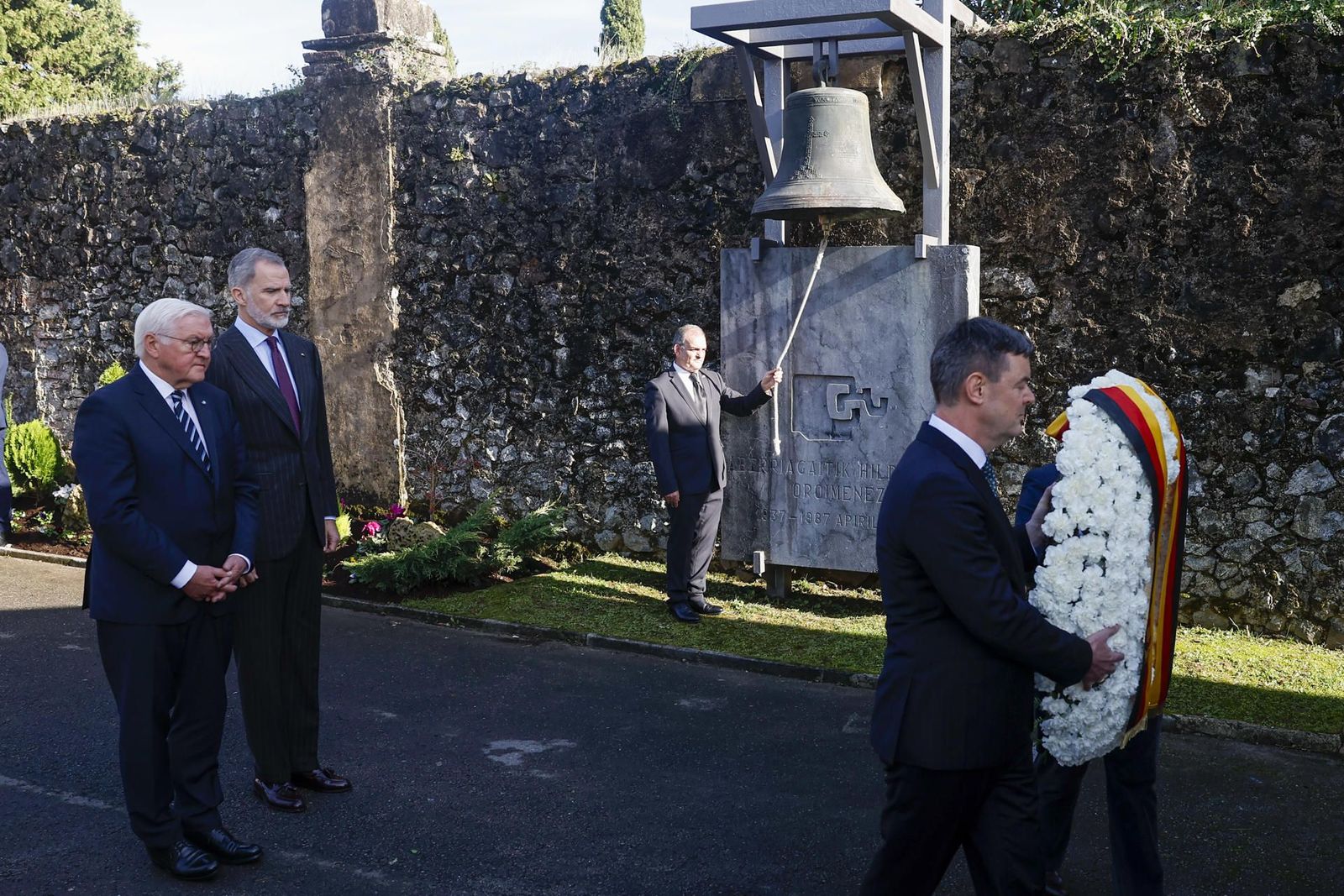 El presidente alemán y el Rey homenajean a las víctimas del bombardeo de Gernika