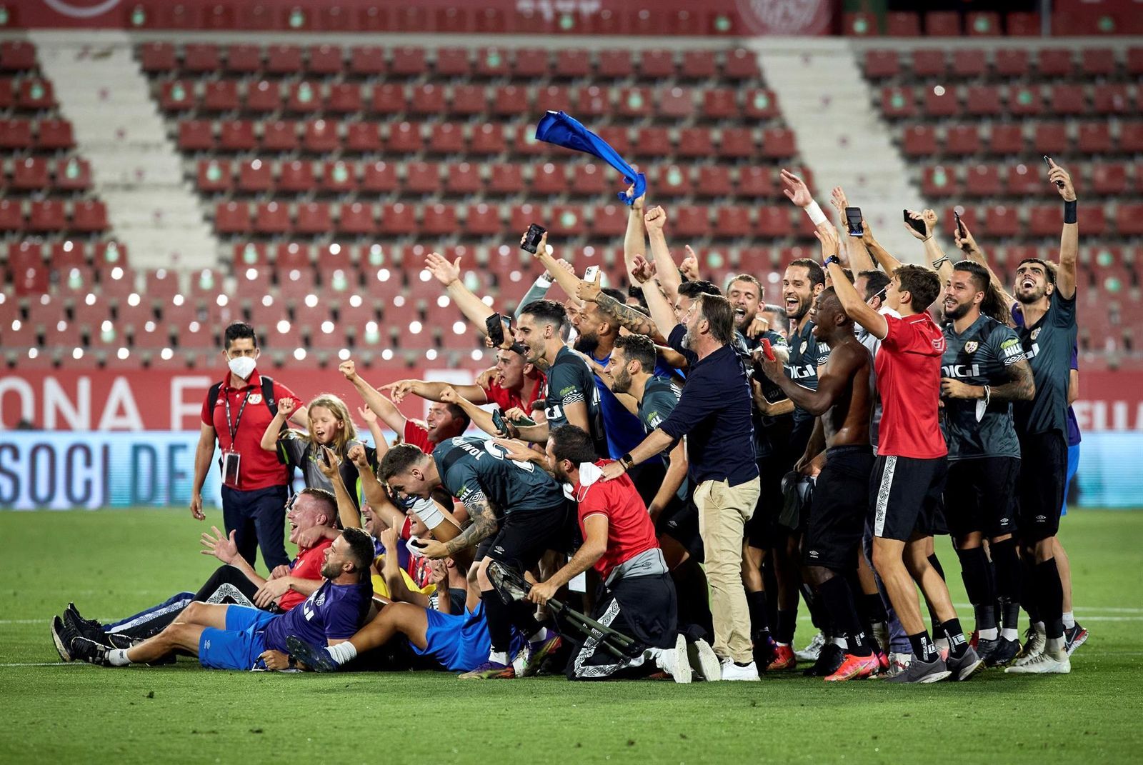 Vallecas celebra el ascenso del Rayo a Primera