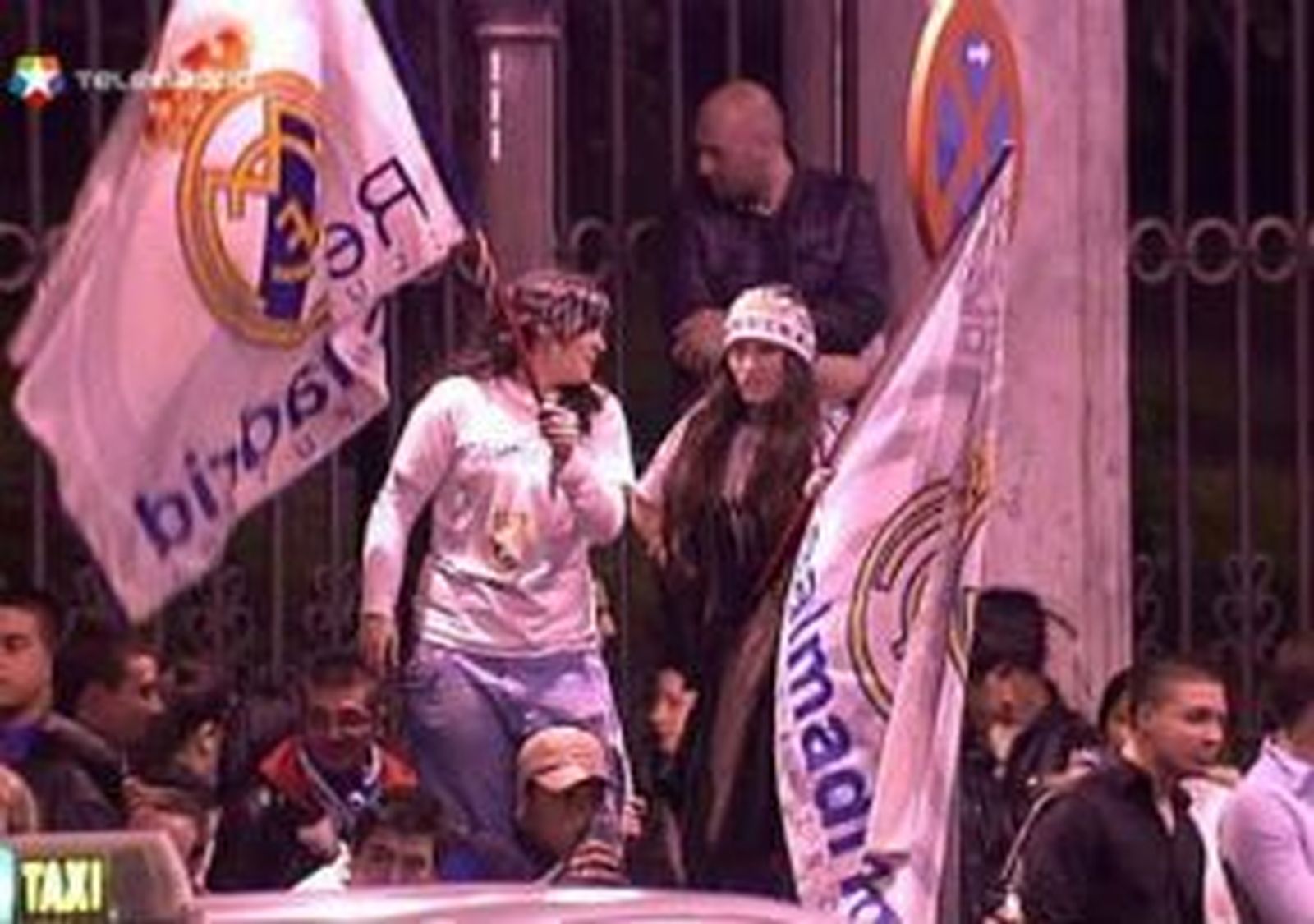 Más de tres mil aficionados festejaron el título del Madrid tras el partido de San Mamés