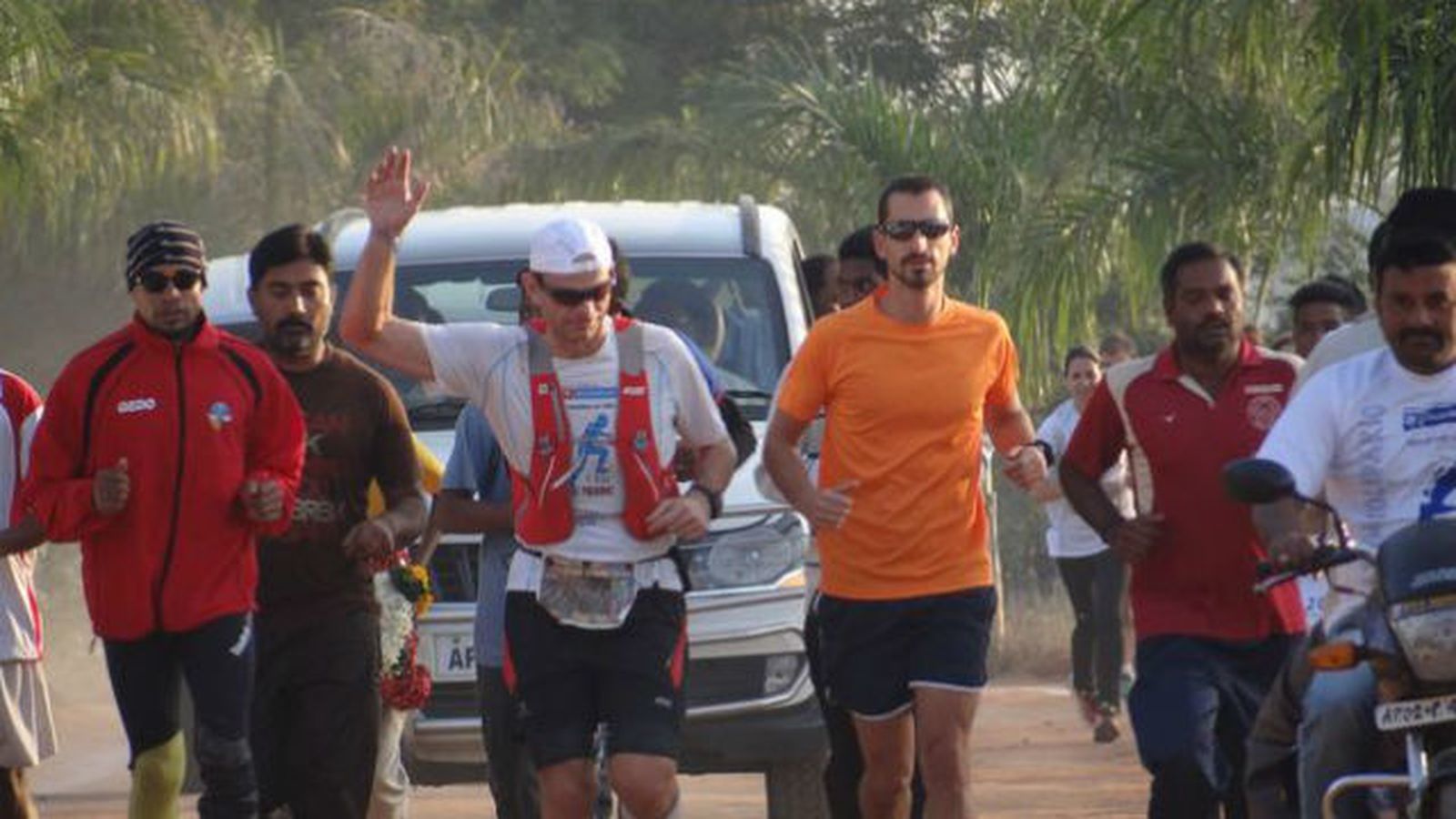 Un total de 36 españoles y 12 indios corren 500 kilómetros para apadrinar a 500 niños en la India