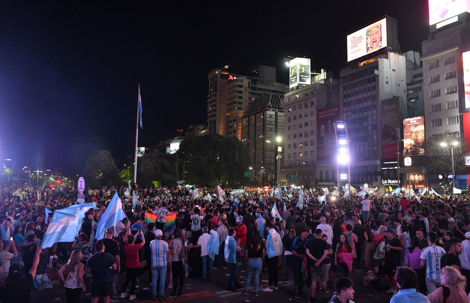 Simpatizantes de Milei celebran en las calles su elección como presidente de Argentina