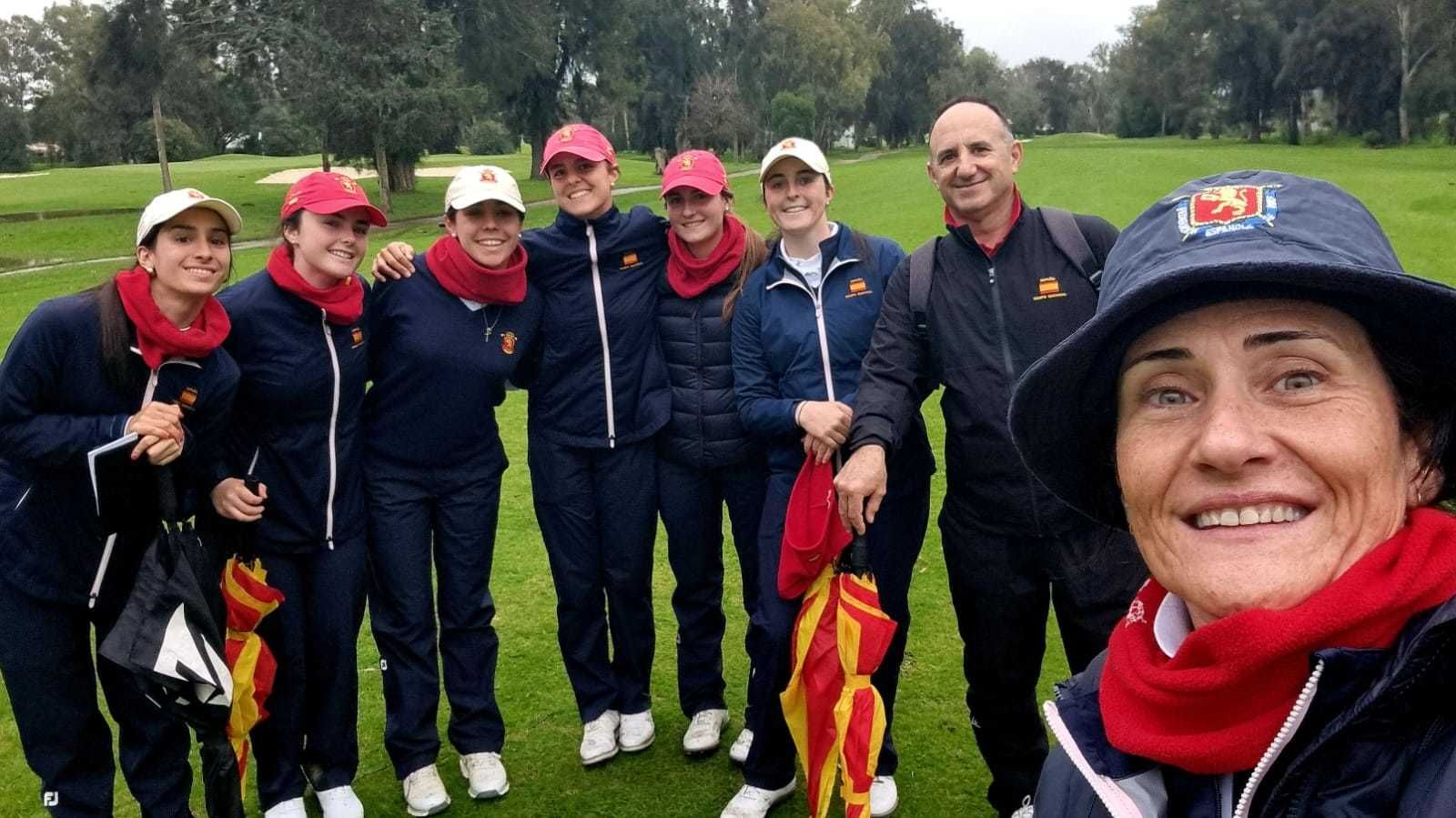 Delegación española celebrando el quinto puesto de Ángela Revuelta