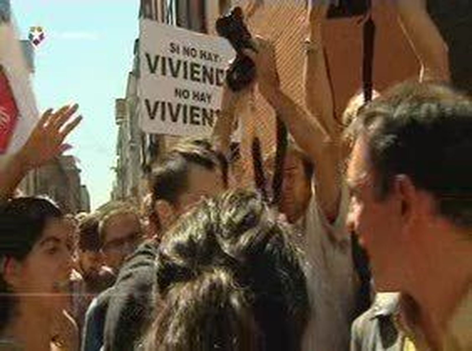 Cayo Lara increpado por activistas que pretendían impedir un desahucio en Tetuán