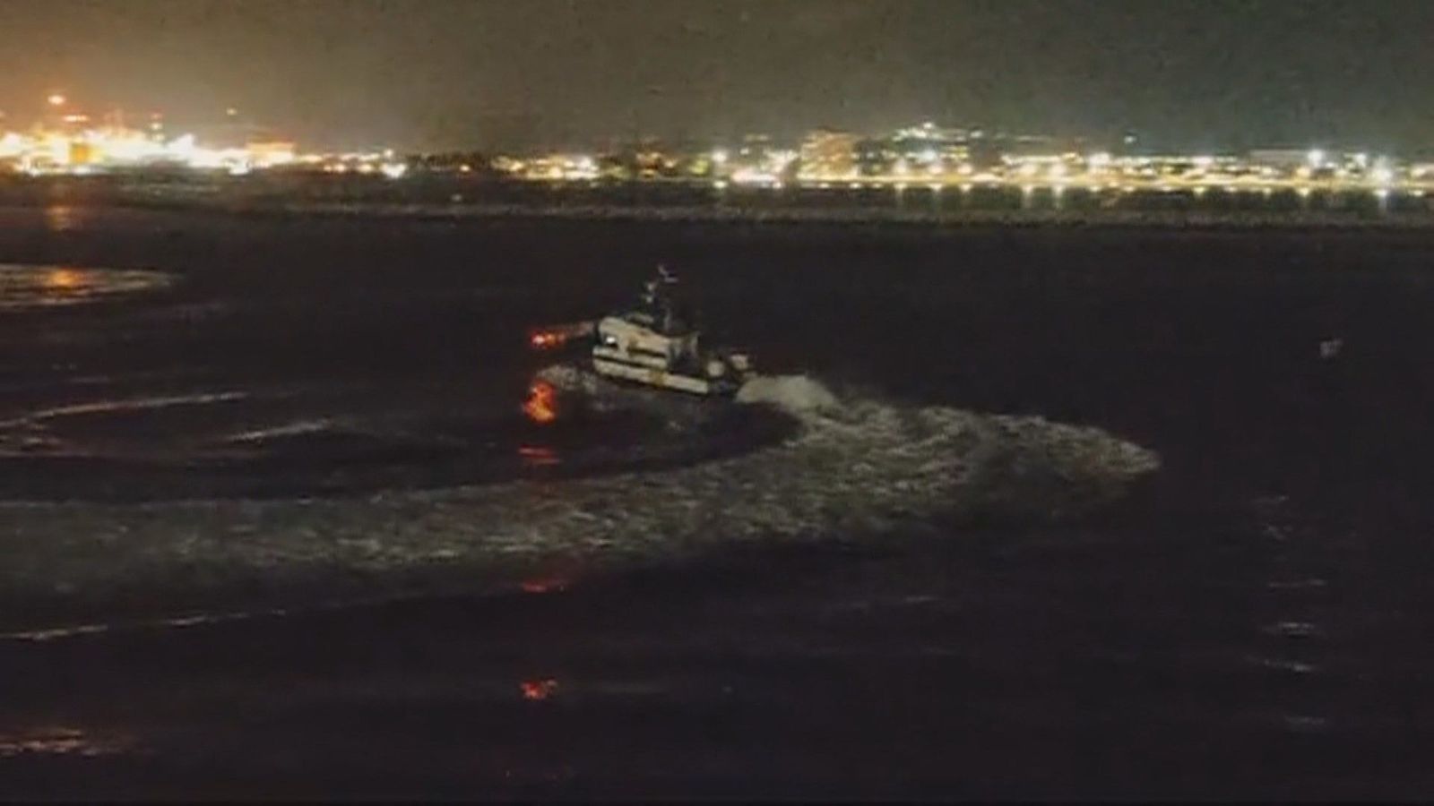 Una patrullera de la Guardia Civil choca contra una baliza en Gibraltar tras perseguir a unos narcos