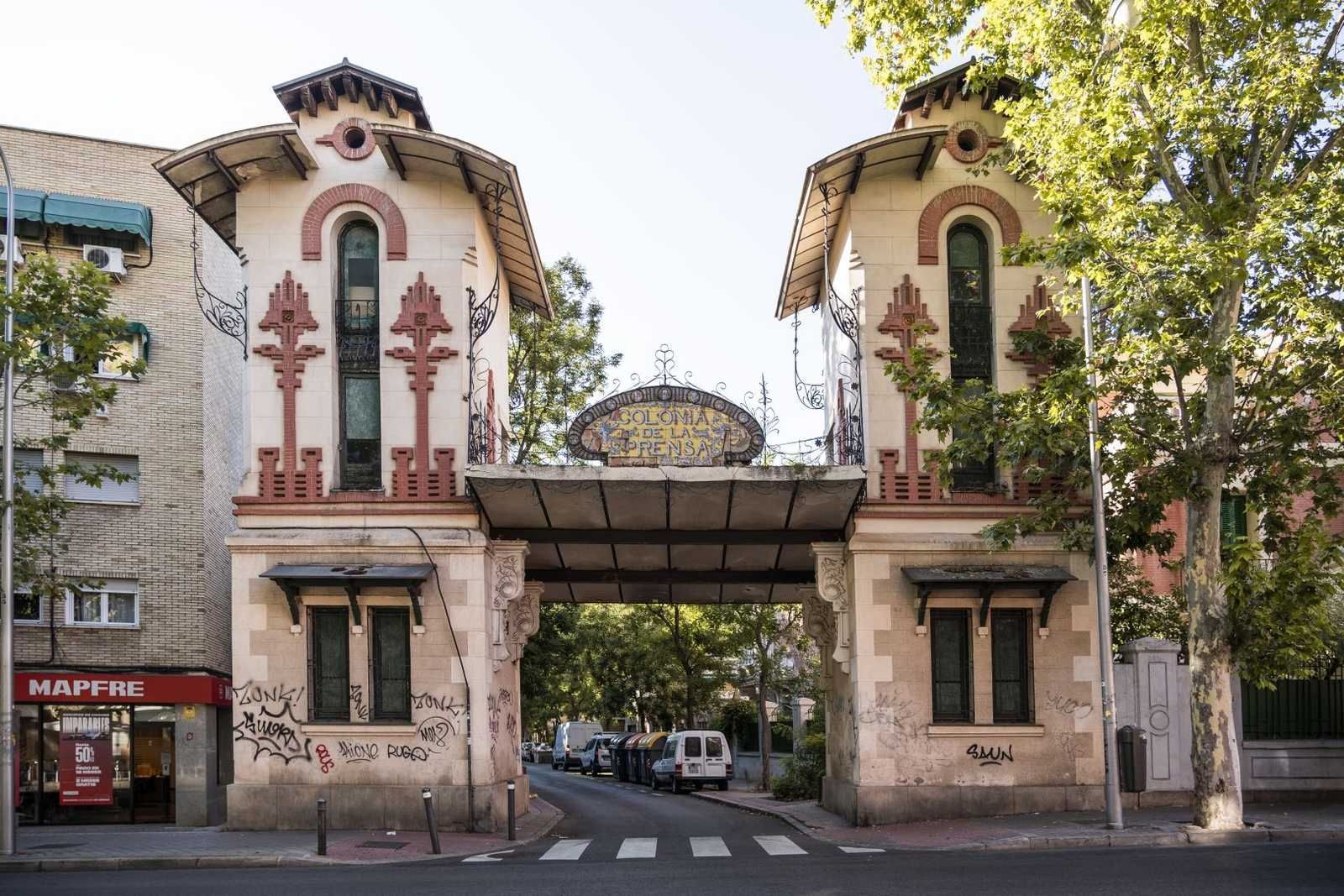 Puerta de entrada a la Colonia de la Prensa de Carabanchel