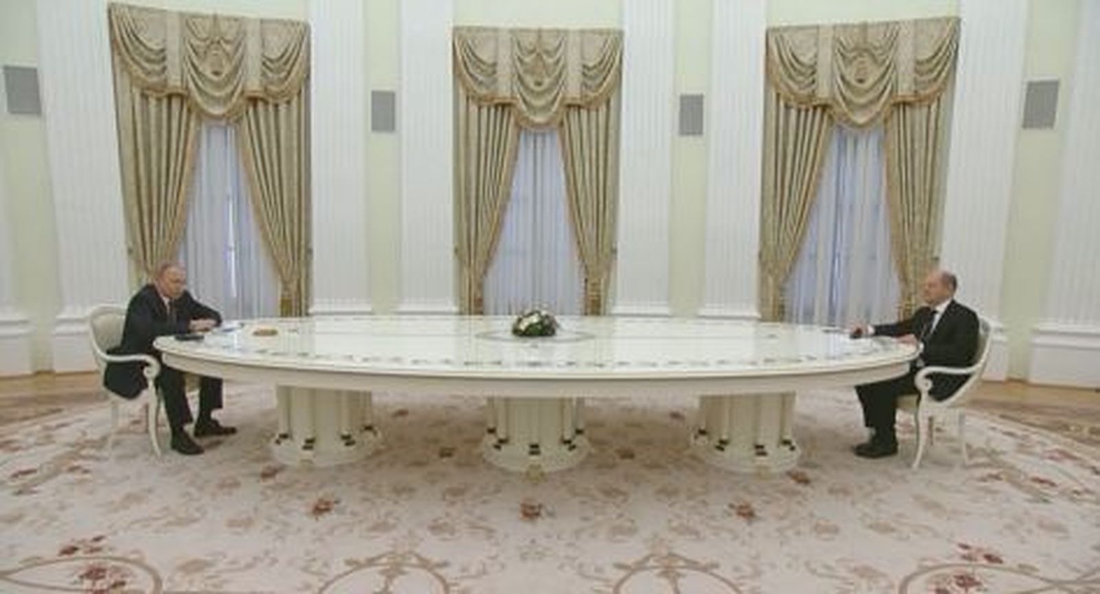 El presidente ruso Vladimir Putin con el canciller alemán Olaf Scholz durante su entrevista en el Kremlin