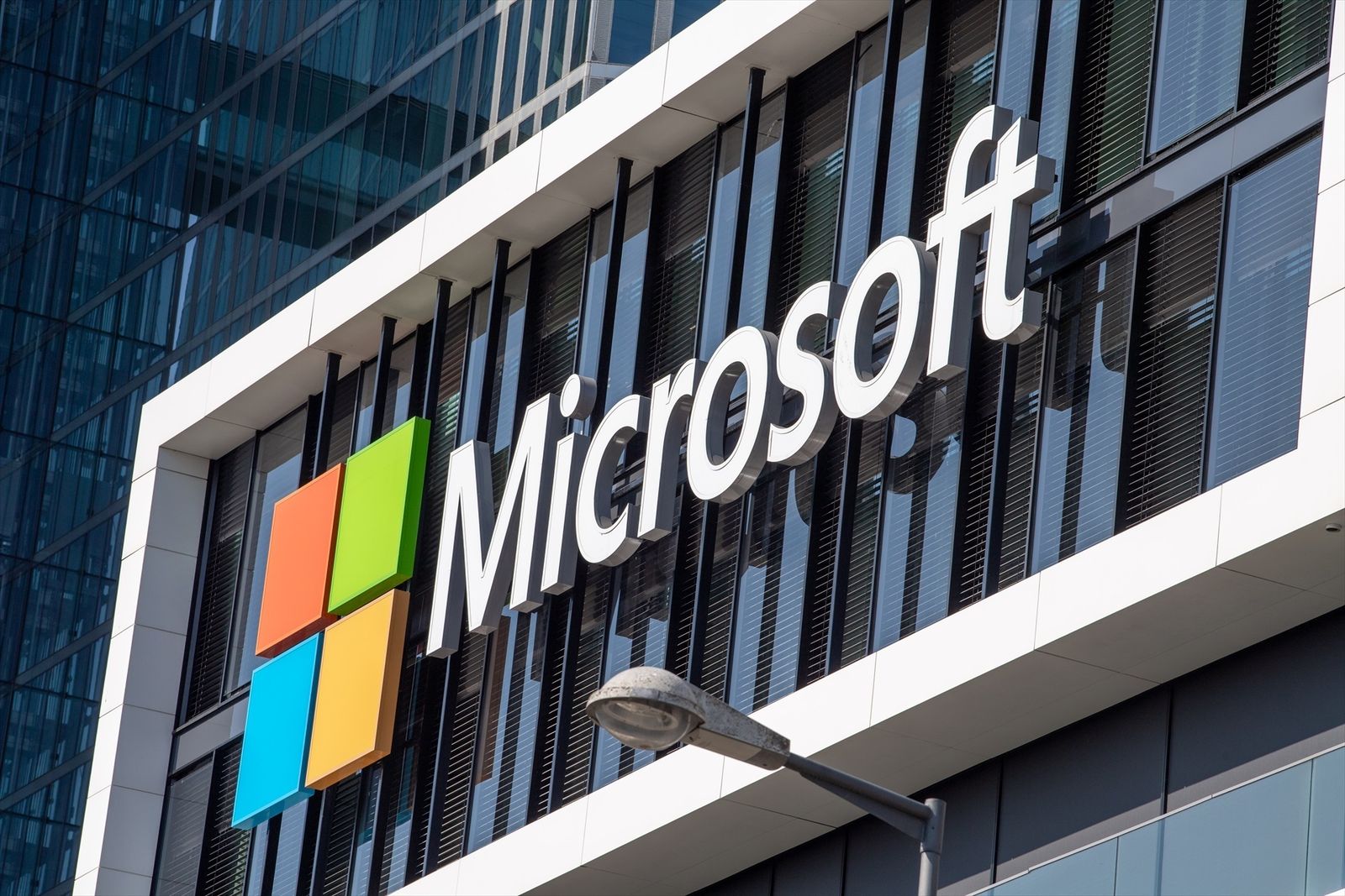 Logotipo de Microsoft en una de las sedes de la compañía