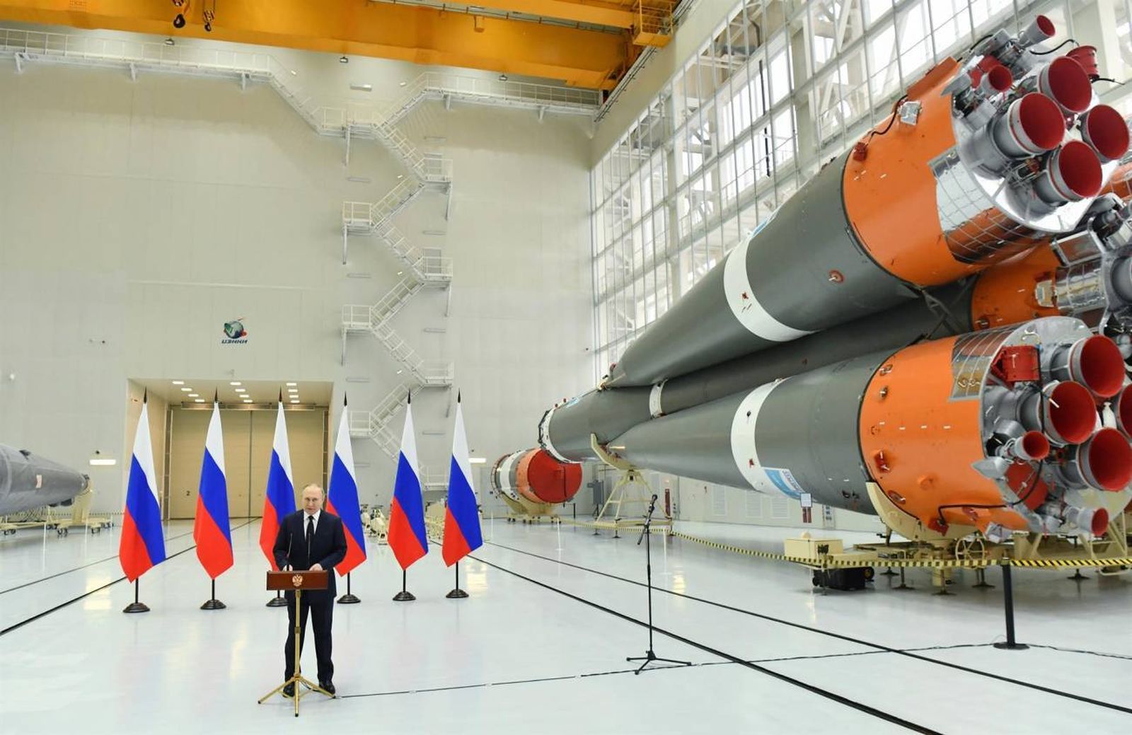 El presidente ruso, Vladimir Putin, junto a un cohete de la agencia Roscosmos