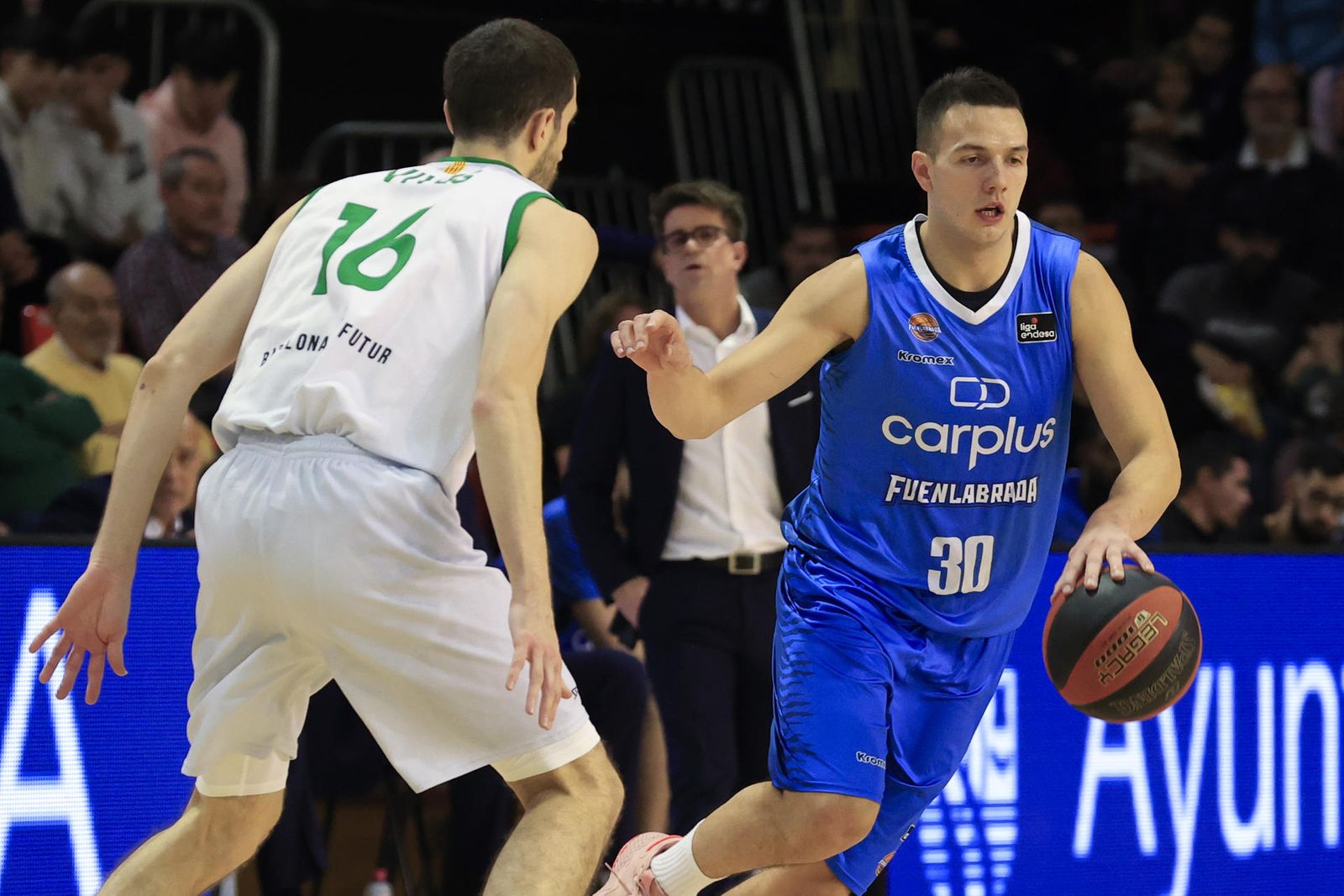El base del Fuenlabrada Jovan Novak bota el balón ante Guillem Vives