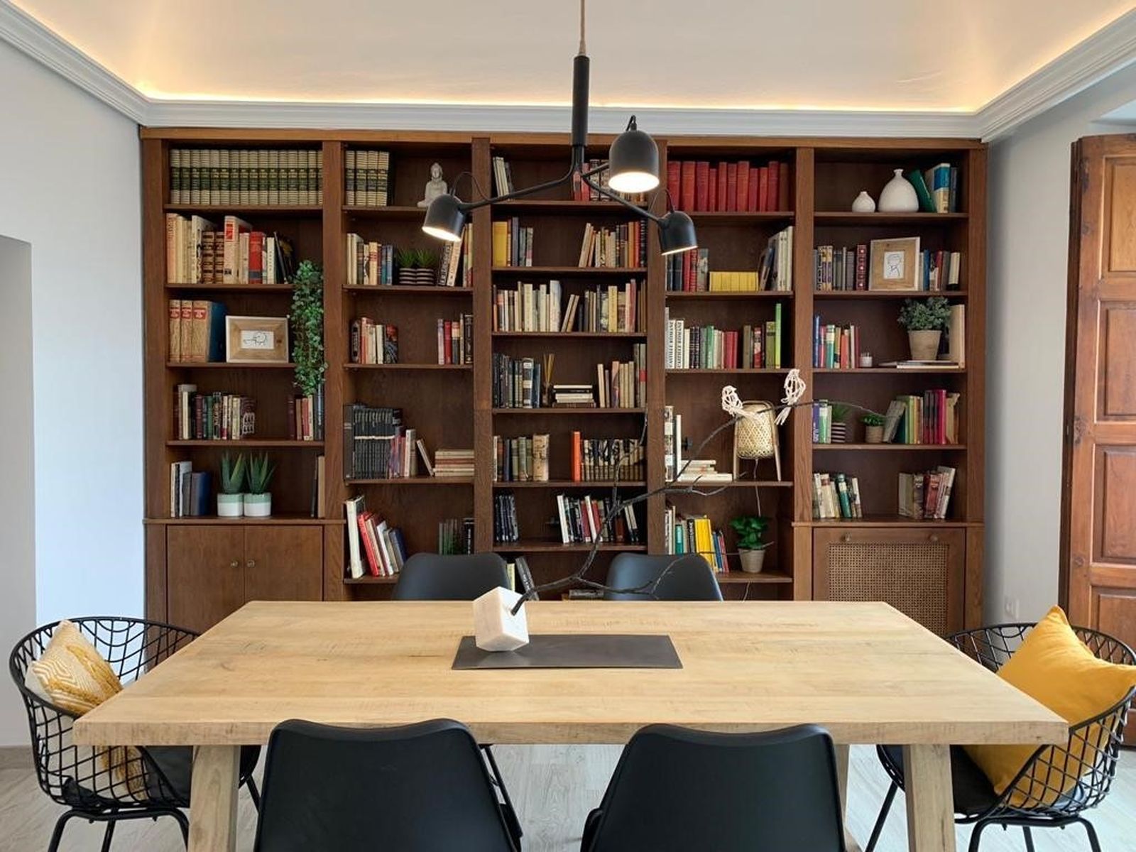 Este es su salón. Luminoso y con un gran atractivo... ¡su balcón!